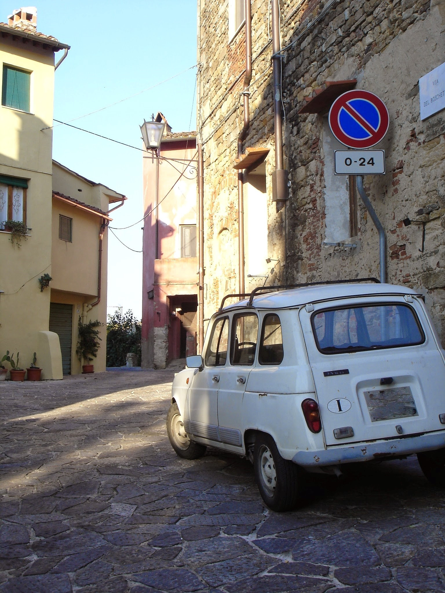 广角镜头拍摄汽车照片的尺寸适配问题