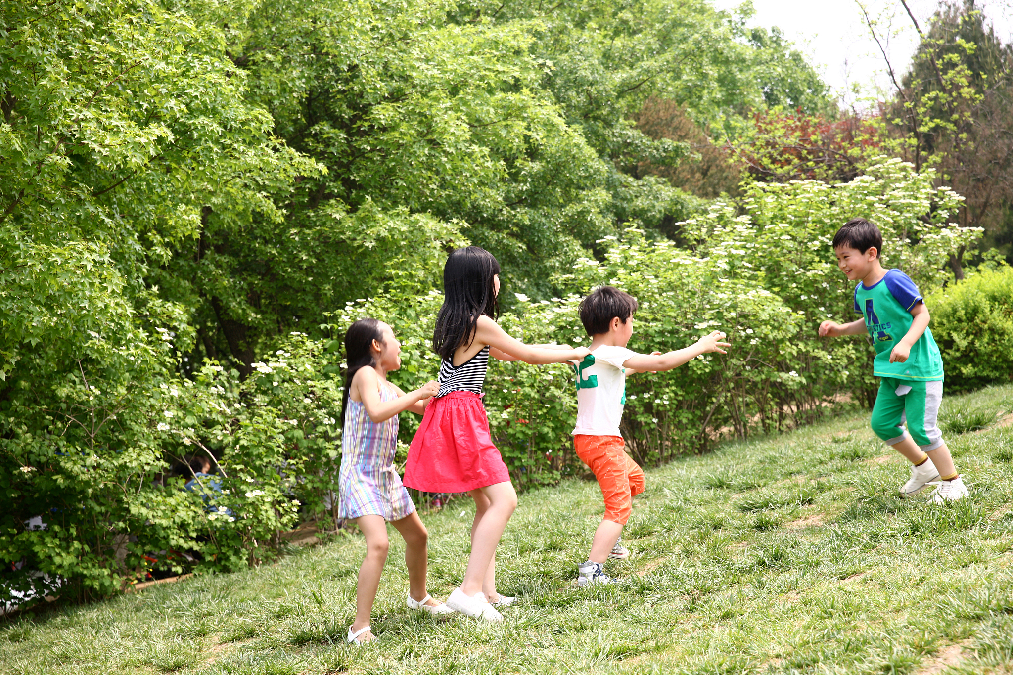 去找黄生前天玥玥在我这里包了第二次饺子吃时隔一天后2023年02月12日玥玥又来我家里玩了。一来到我家里她就说：大叔我想去找黄生。她总是这样好喜欢跟黄生玩基本上每天都要去找黄生玩。我就带着她一起去黄生家里找他了。玥玥进到黄生家里很久才和黄生一起出来。河里捞垃圾一来到我家里我就给他们每人拿着一根棍子去户外玩了。我们边走边玩不一会儿就来到了田里的一座小桥边。玥玥很喜欢在这里玩她以前也经常在这里玩。她就