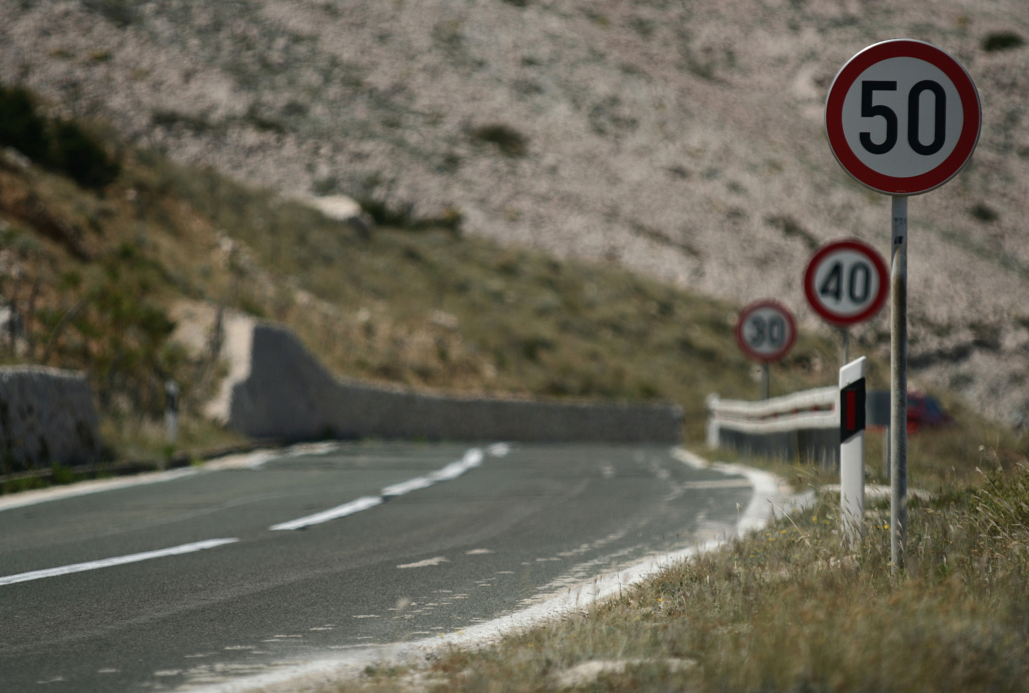 后发制人：追赶者角色如何破局？