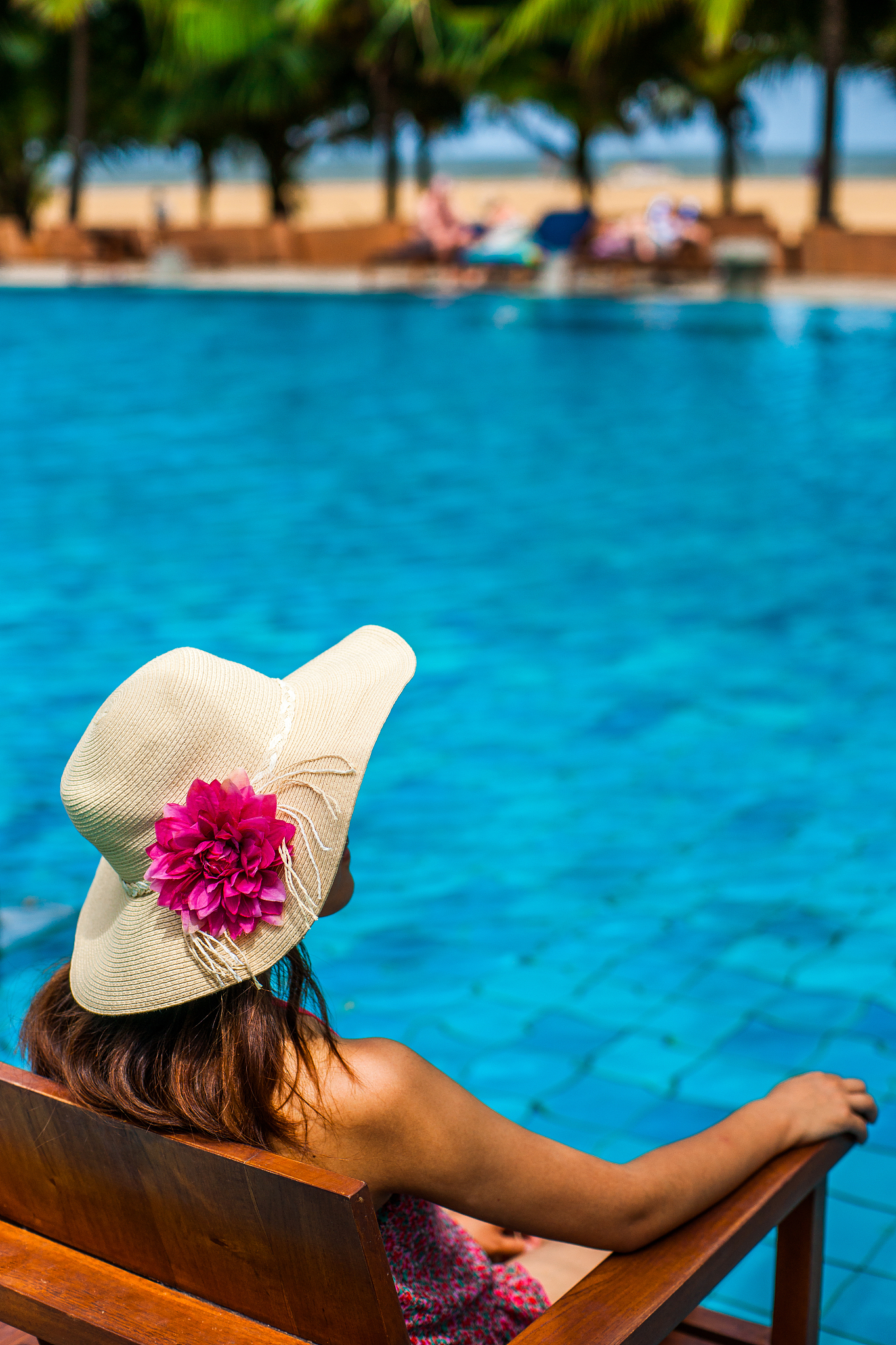 生成一幅美女游泳画面