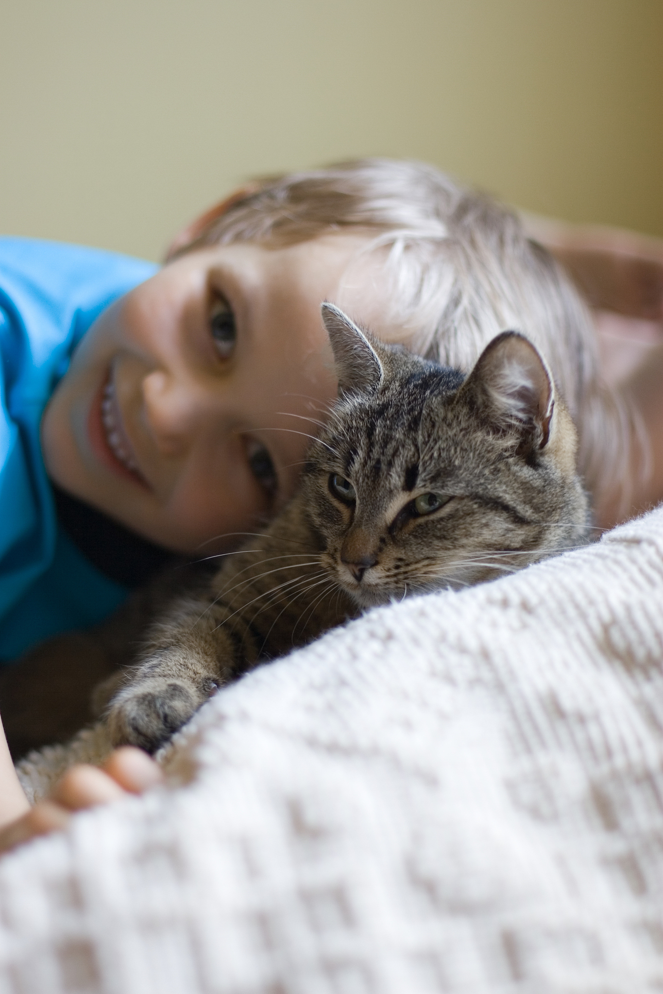 将以下内容翻译为中文Il était une fois un petit garçon qui sappelait Pierre Il habitait dans un petit village en France avec sa famille Un jour alors quil se promenait dans la forêt il aperçut un petit chaton ab