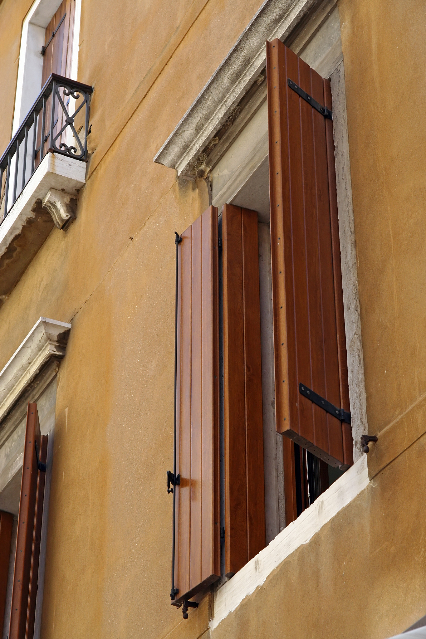 落地窗大玻璃是怎么固定的？