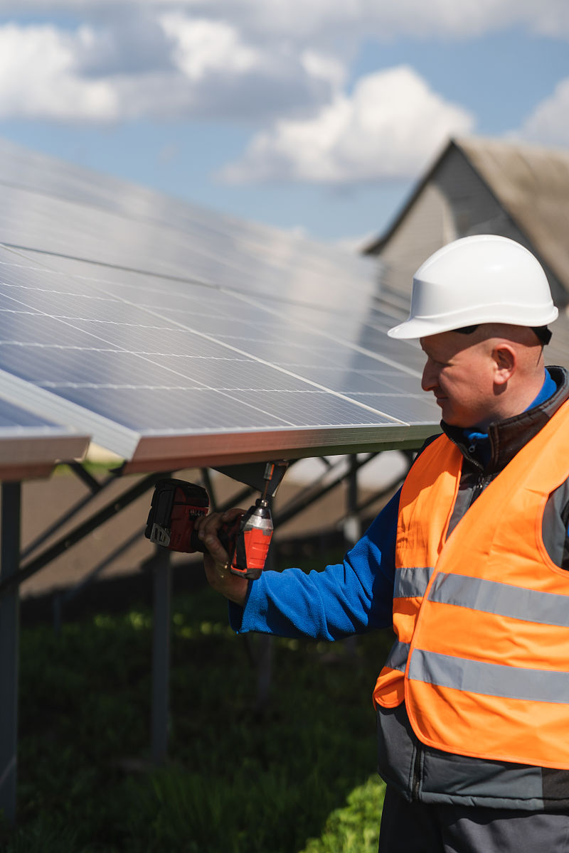 课题对太阳能跟踪器进行调研并就下列问题进行分析但不限于下列问题的范围完成一份课题的分析报告。课题的发展现状是什么？课题在国内的核心研究人员是谁？核心研究机构有哪些？本课题的论文作者都向哪些期刊投稿？本课题的研究都涉及到哪些交叉学科？可能涉及的新的研究方法和思路有哪些？必须有参考文献并按照GBT 7714—2015的要求进行著录报告要求：1制定规范的检索式可在相应的数据库中验证		要写明检索结果2引