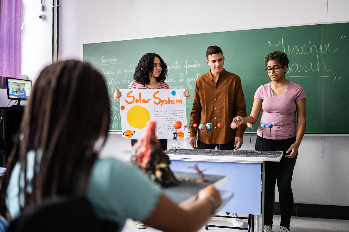 研究发现初中生的学业倦怠水平较低没有明显差异。他们的学业自我效能感较高但是否担任学生干部会影响这种感觉。此外学业自我效能感与学习倦怠水平之间存在负相关关系。因此学业自我效能感可以预测学生的倦怠水平。帮我翻译成英文 研究发现初中生的学业倦怠水平较低没有明显差异。他们的学业自我效能感较高但是否担任学生干部会影响这种感觉。此外学业自我效能感与学习倦怠水平之间存在负相关关系。因此学业自我效能感可以预测学生的倦怠水平。帮我翻译成英文