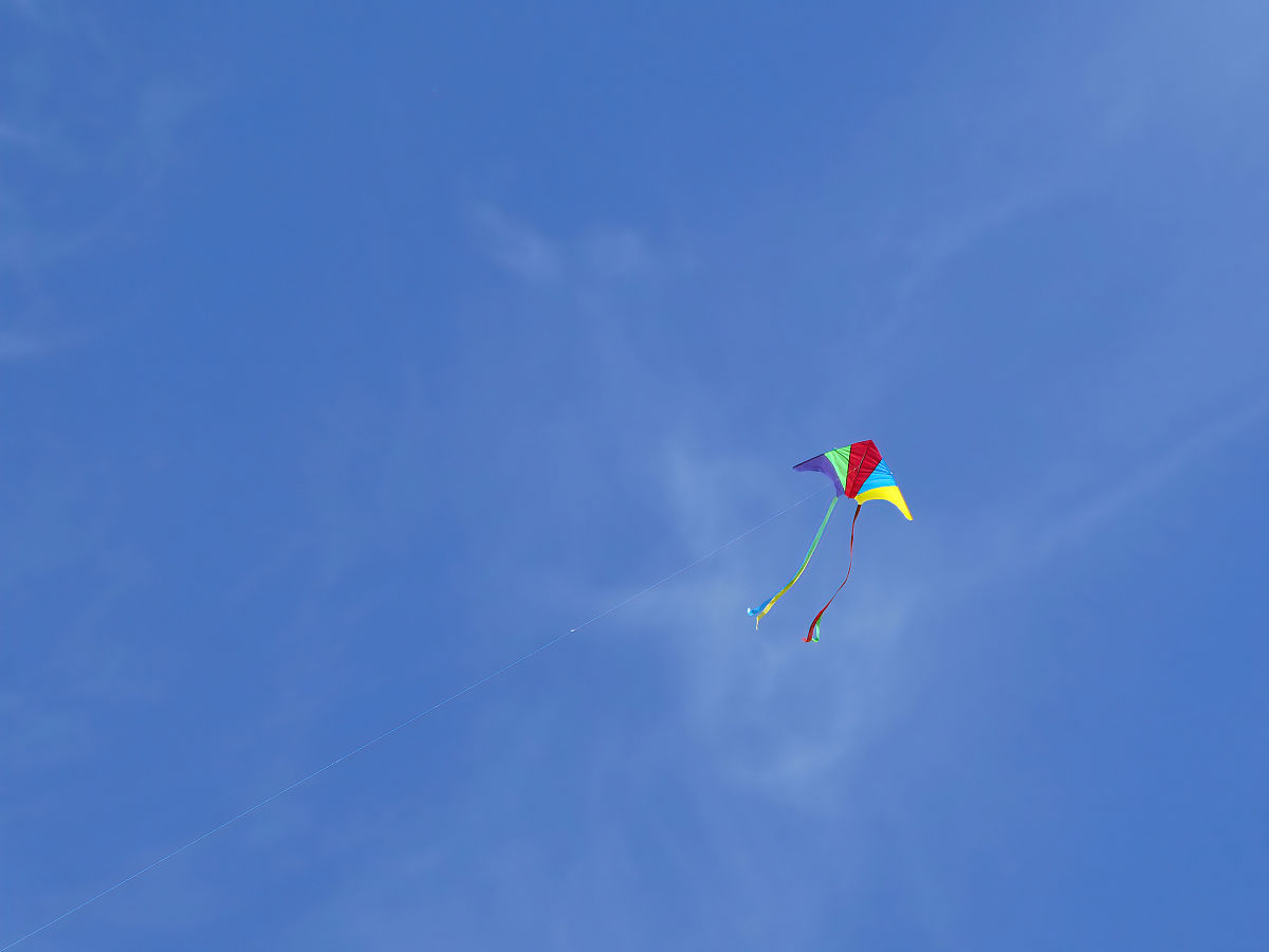 五颜六色的风筝漂浮在天空中