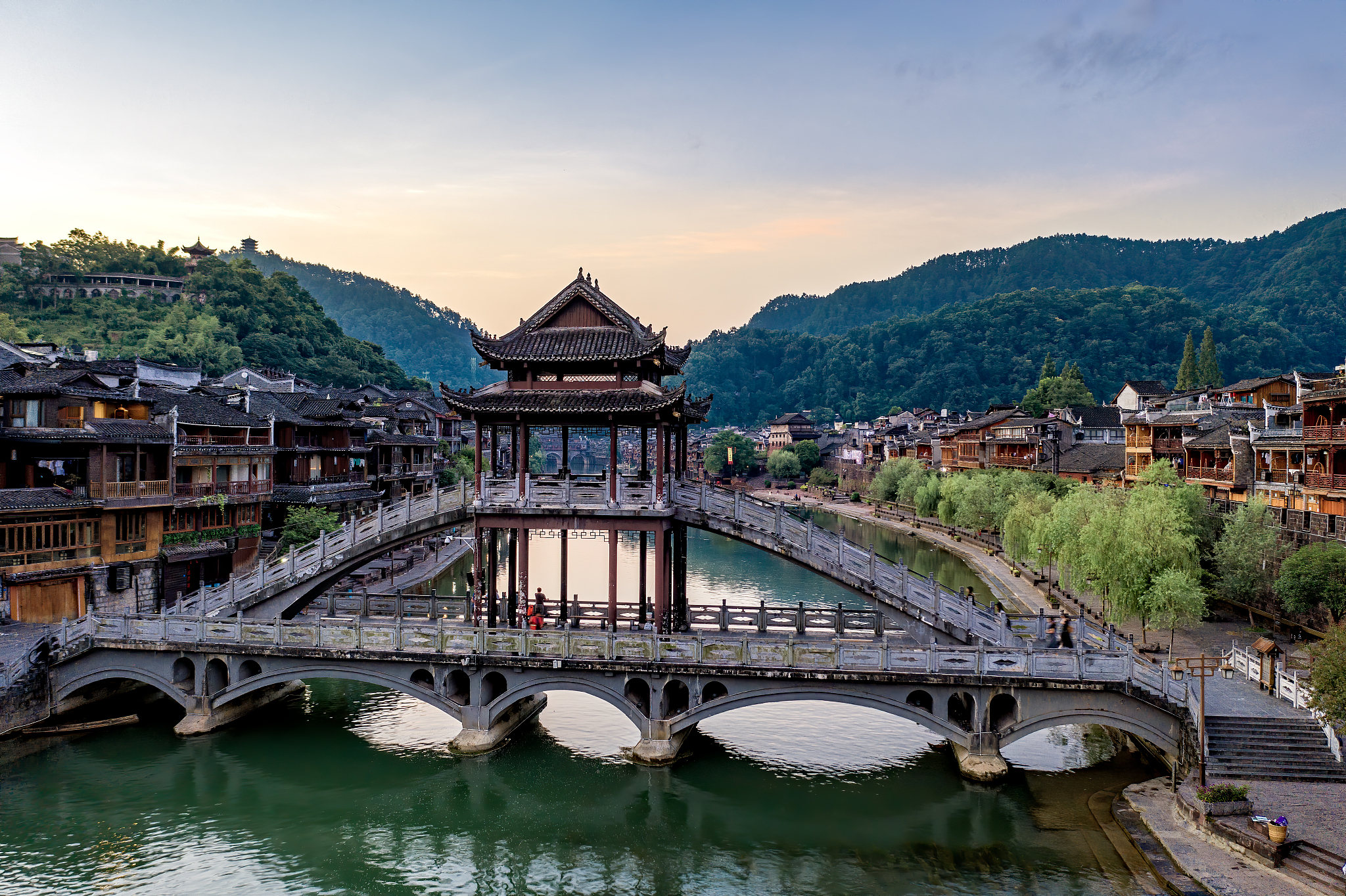 凤凰古城高铁旅游攻略：交通、景点、美食全攻略