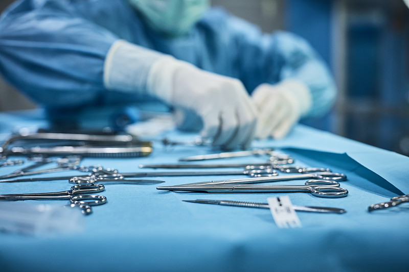 将以下内容换一种表述方式并拓展到650字器械护士配合要点 在接受手术之前器械护士应布置好相关器械。依照相关分区完成手术工具摆放做到忙而不乱、有条不紊。在实施此项手术过程中需要进行冲洗时要确保伤口四周敷料干燥、整洁7。查看吸引头是否处于畅通状态另外要积极回收手术视野的器械以方便患者术中活动髋关节。结合手术进程器械护士应当及时、精准、灵敏、主动的为主刀医师传递手术器械。仔细保管取出的股骨头标本。在手术