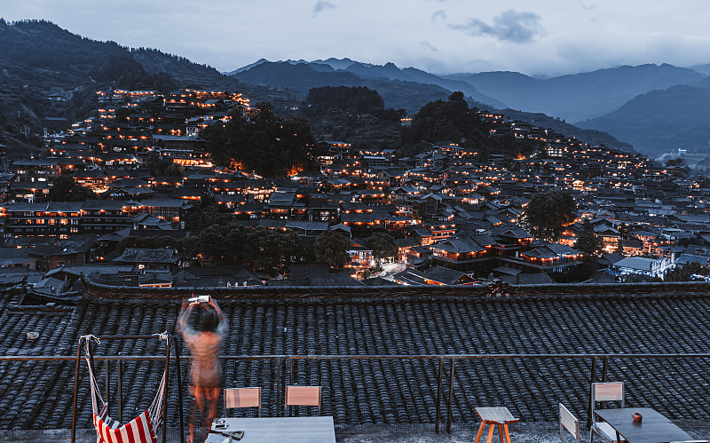 住镇远+西江·双夜景20人2+1头等舱带腿托【145度可调节座椅·USB充电·舒适间距】打糍粑·穿苗服·长桌宴 奔驰宝马奥迪接送机站 天星桥游全程 避暑胜地上面一段话重新组织语言编辑。字数在不要超过原句字数