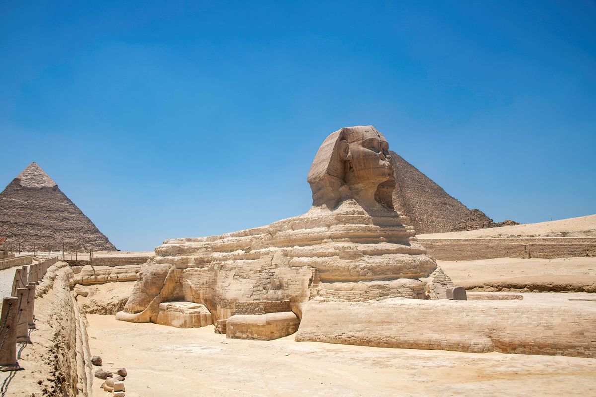 金字塔为什么要建在尼罗河的附近帮我用200字详细描述