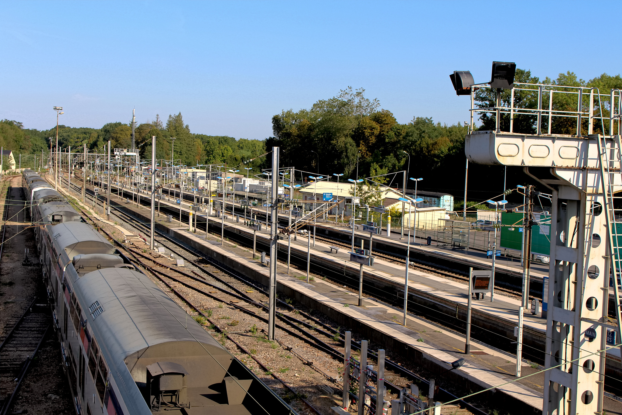 The table graph compares the six cities in terms of the open time of railway station in each citythe amout of the raily’s lengths and visitors over a period of one year。It is clear that London has the
