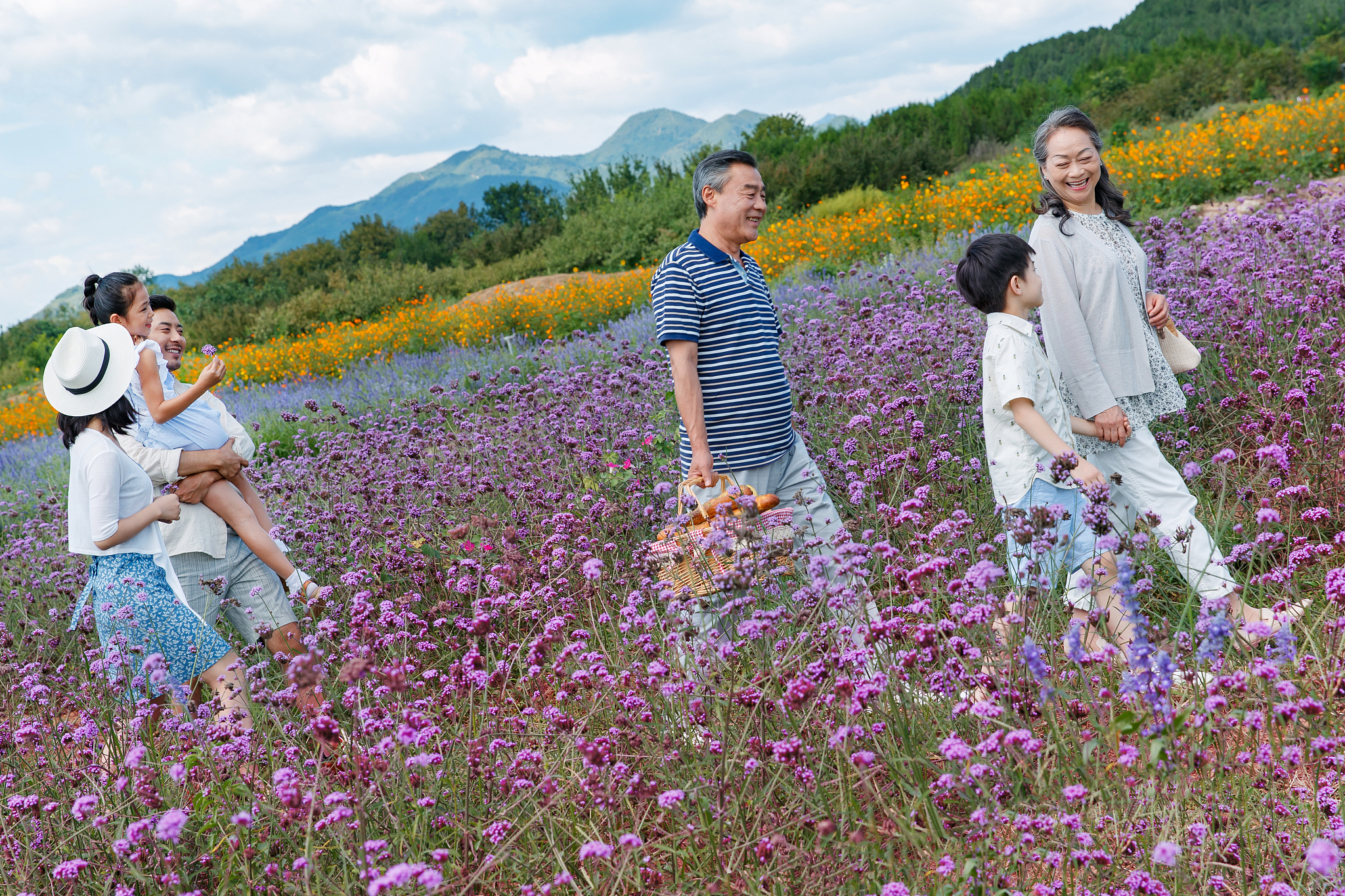 你是专业的旅居达人能否写一篇五一来攀枝花度假的公众号推送如攀枝花四月蓝花楹开了全国文明城市创建、阳光康养适合阳光康养和亲子度假