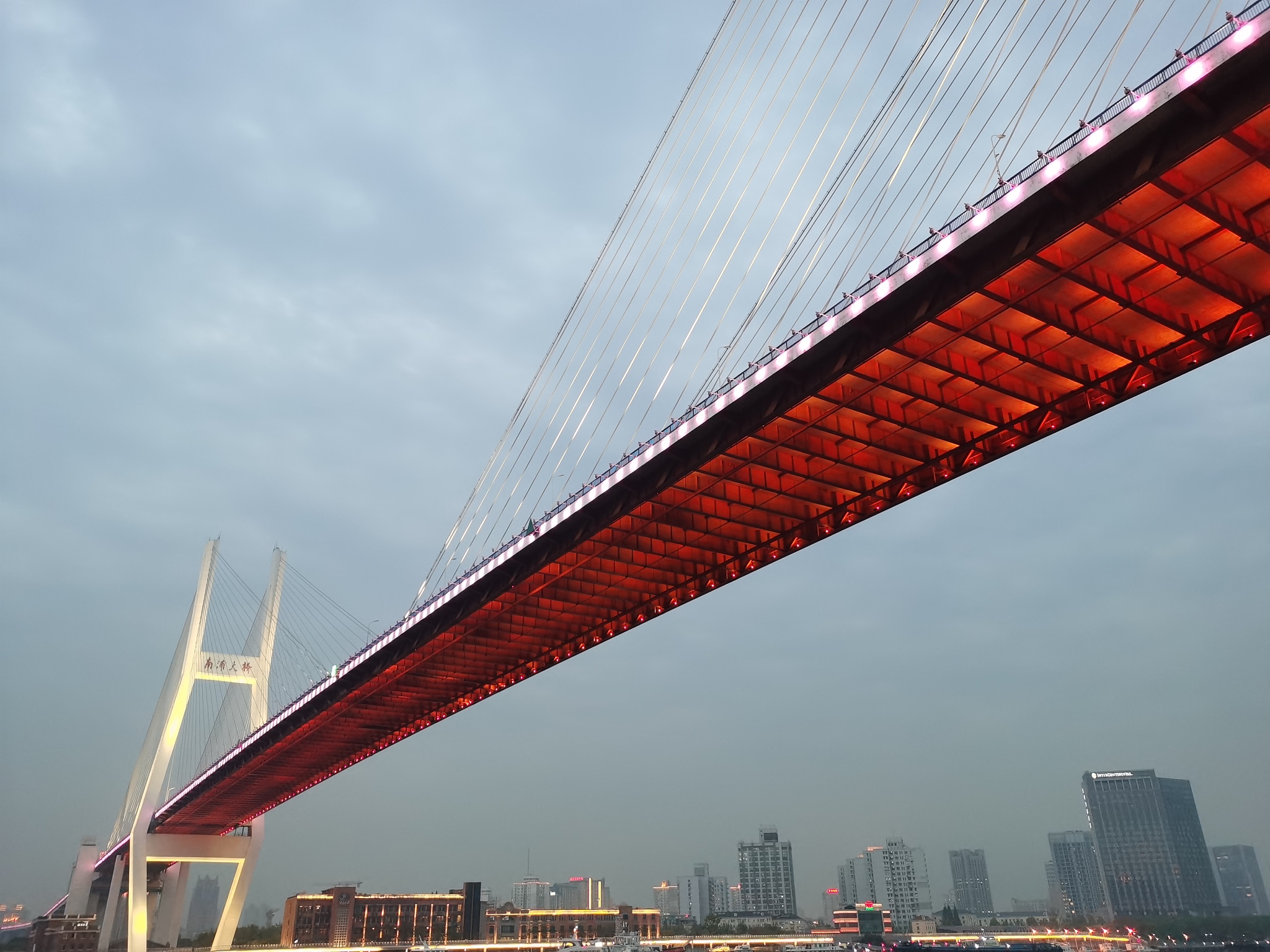 桥梁设计课程小结在桥梁设计课程中学生将学习如何设计和分析不同类型的桥梁包括梁桥、拱桥、悬索桥和斜拉桥等。课程内容包括以下几个方面：1 桥梁设计的基本原理和概念包括桥梁的荷载、应力、变形和破坏机理等。2 桥梁结构的分析方法包括静力分析、弹性分析和非线性分析等。3 桥梁结构的设计方法包括选择结构形式、确定结构尺寸和材料、设计桥梁支座和锚固等。4 桥梁施工和监测包括桥梁施工的安全和质量控制、桥梁监测的方