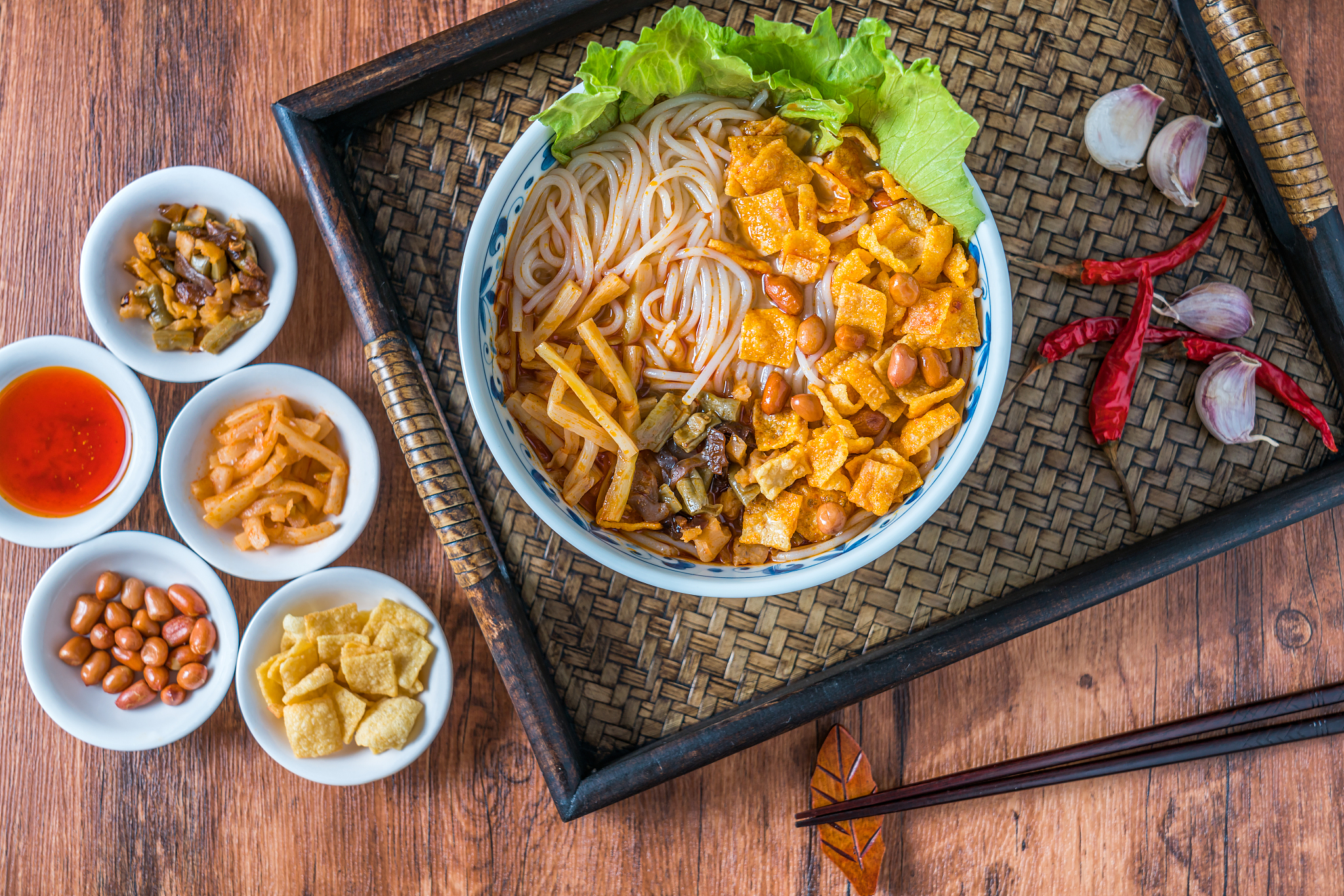 帮我以【加盟餐饮店前需要做哪些准备】写一些回答并植入白螺湾螺蛳粉加盟的例子