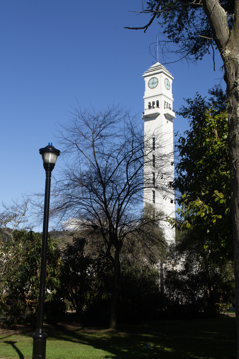 加拿大女王大学也是捉襟见肘,连着砍课程,裁教授. 在日