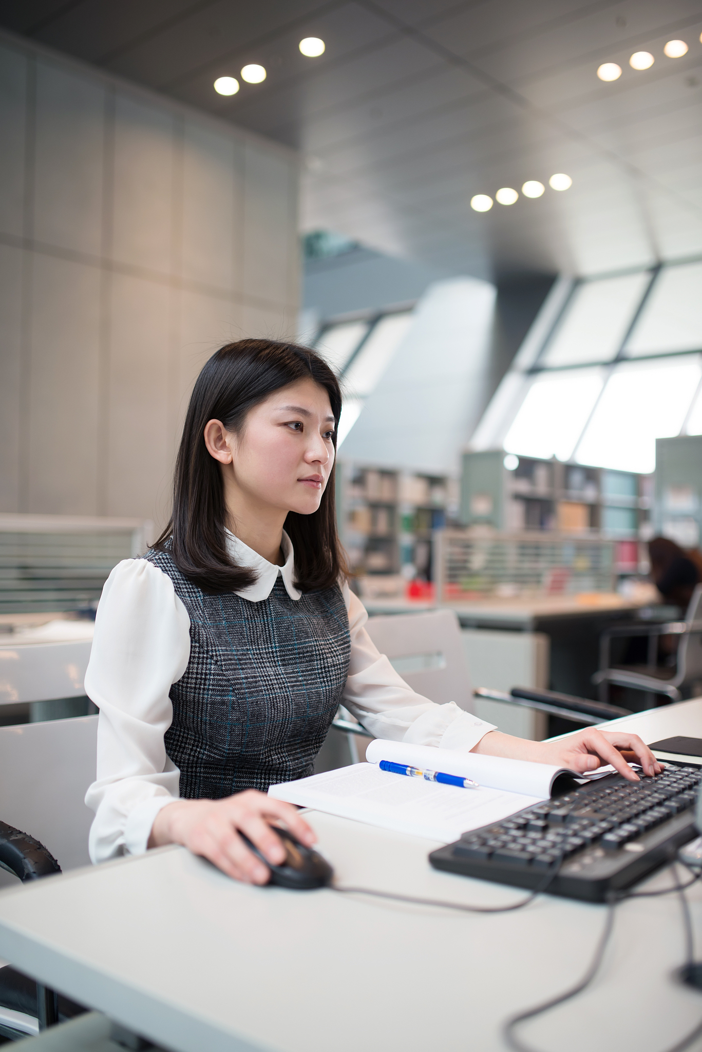 女孩子学什么好找工作工资高 2023女生适合的专业