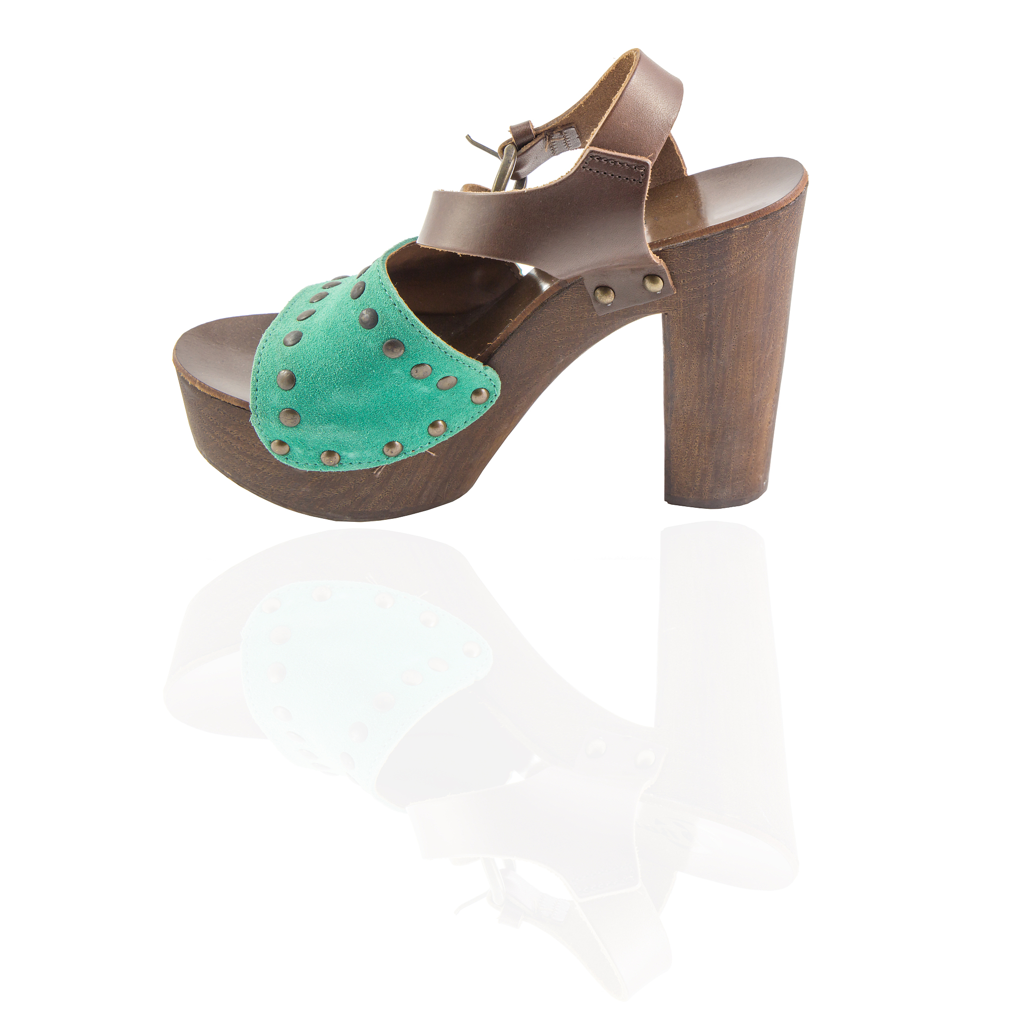 用美式英语写3条关于Womens Summer Solid Color Hollow Out Wedge Comfortable Soft Womens Sandals的好评以及其好评标题。结果格式为输出格式为：标题+：+好评内容。