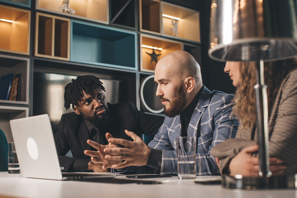 对主要做法、取得的成绩、存在的问题进行反思做出经验总结提炼可复制可推广的经验。对下一步工作提出建议