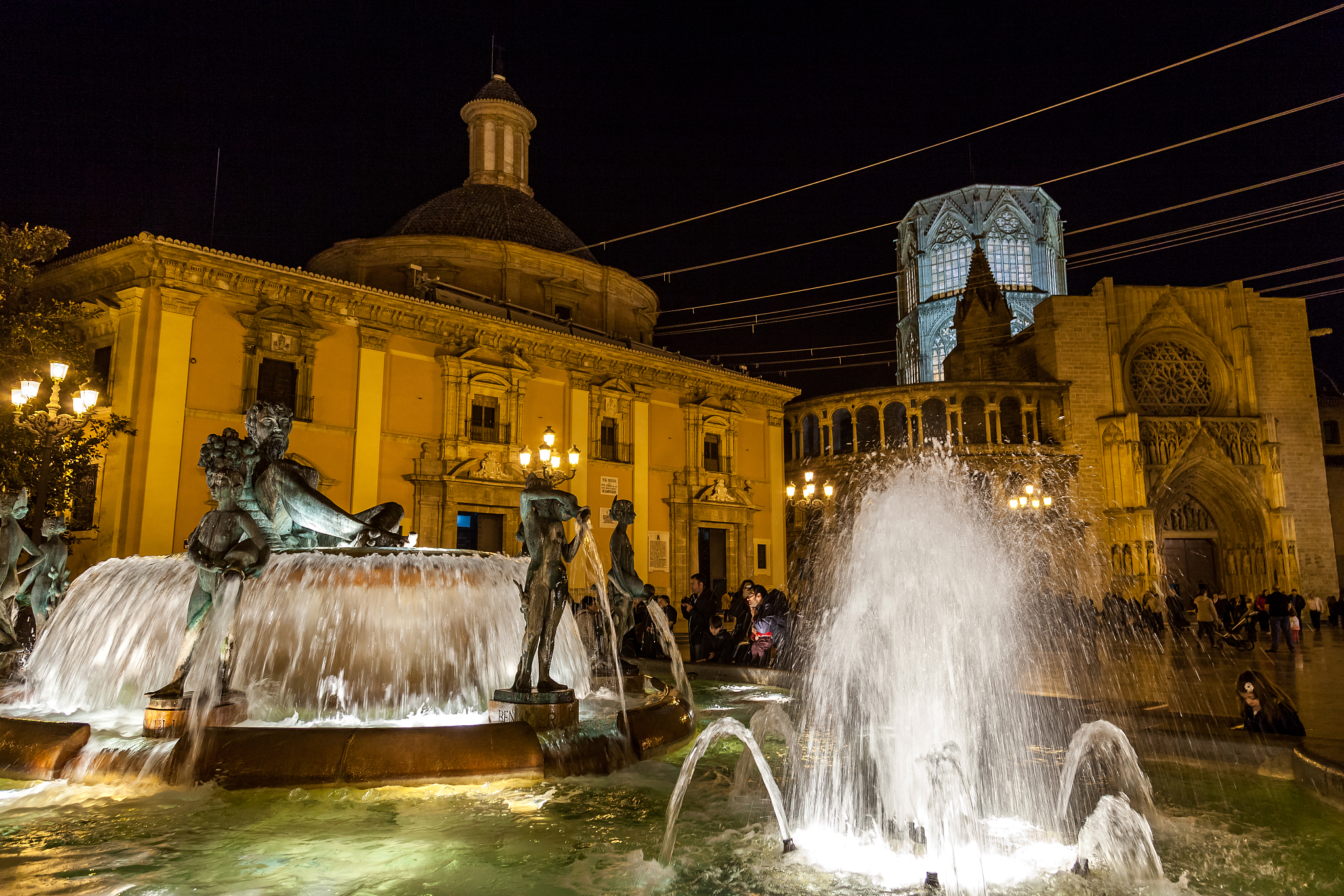 fountain in plaza de la virgen