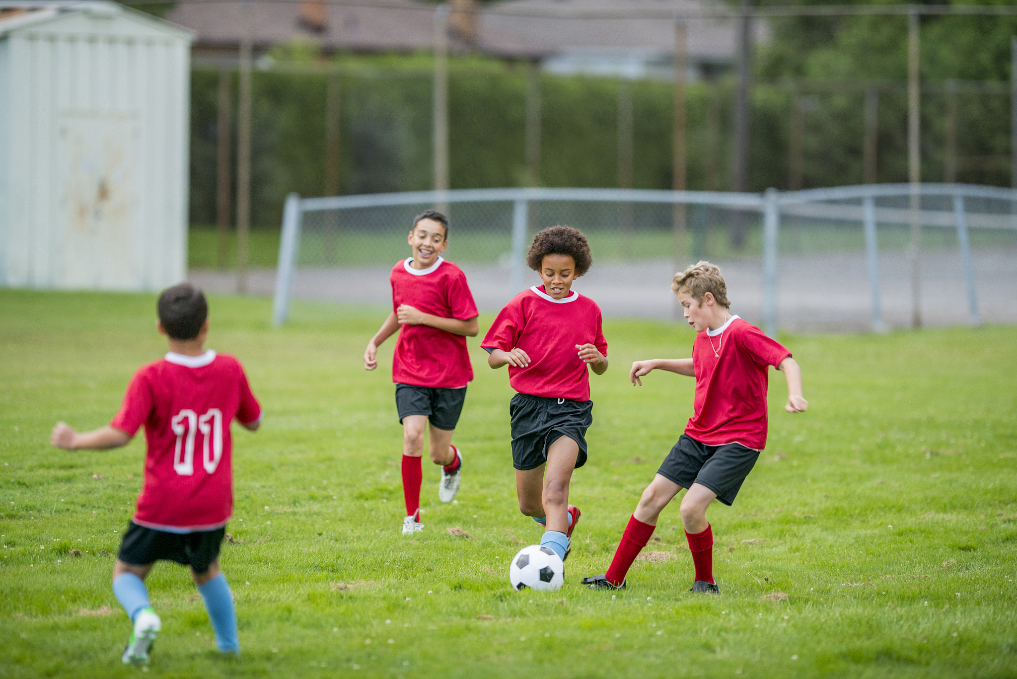 用I like playing soccer with my friends续写长度为十二句的6岁儿童能阅读的英文短文