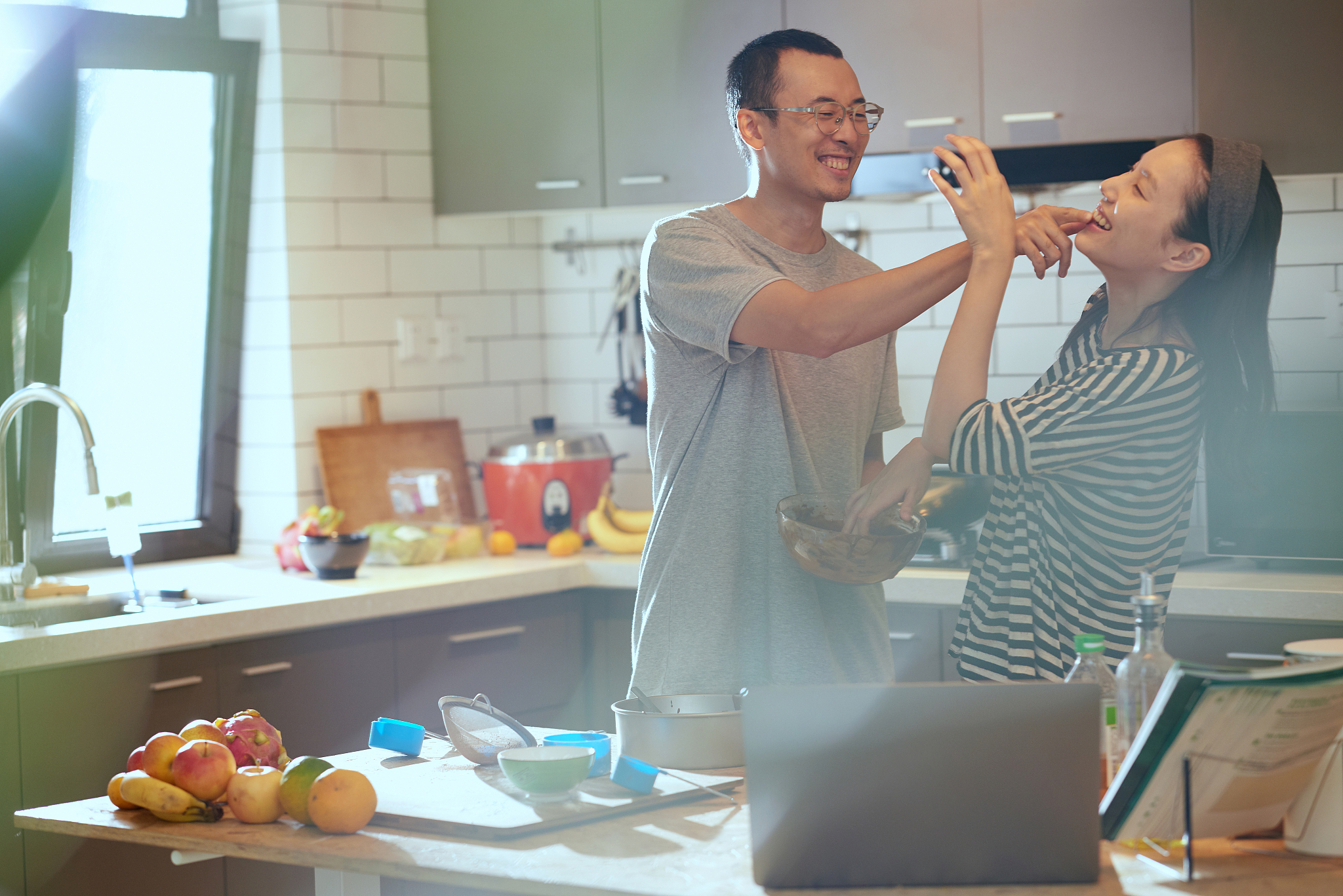 怎样与一个初为人妻的女子探讨厨艺及她丈夫的事业？具体怎么说呢哪些问题