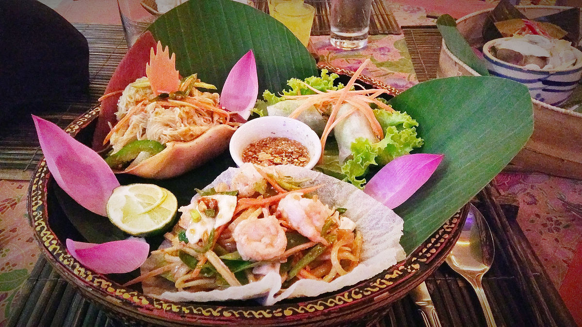 水木营地：傣味手抓饭与孔雀宴，沙滩风主题美食打卡