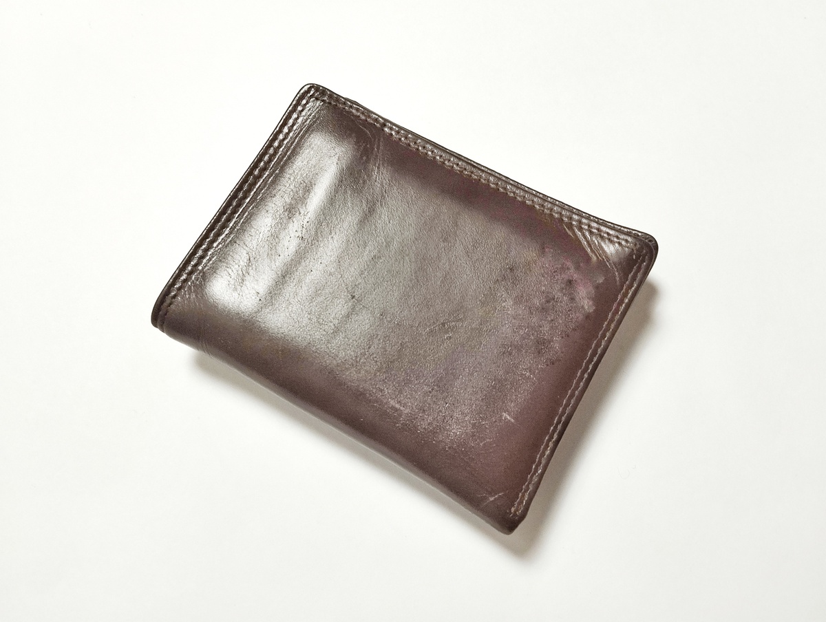 假设您是以为亚马逊跨境电商卖家你有一款女士钱包商品下面是此商品的属性PU皮018kg19cm 95cm 25cm暗格大钞夹相片位特点如下：清新甜美请你为你的女士钱包商品设计符合美国人审美的一个listing 的长描述不少于300词英文