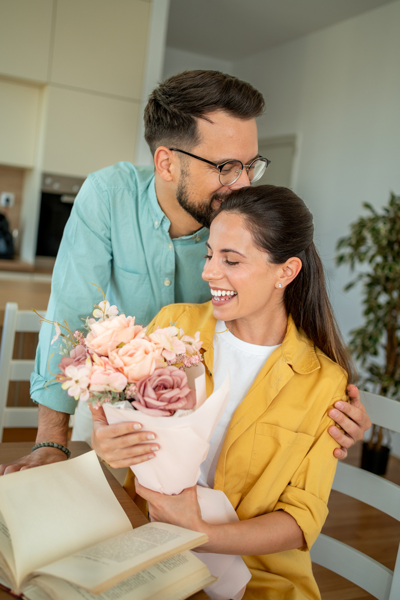 以表白小助手为名功能介绍：小白都能1分钟内制作成表白页只需要输入文字一键生成表白页里面有着近20多个表白模板可选择表白页制作成了可以给自己女朋友制造浪漫和惊喜情侣两人感情快速升温也可以用来记录互相恋爱、互相认识了多久精准到每一秒制作生成表白页后表白页内添加有表白音乐播放可以选择自己喜欢的音乐。使用方法也是非常简单选择一个喜欢的模板点进去按照要求填写就可以了不会的可以点击使用默认文字然后在自己在修改