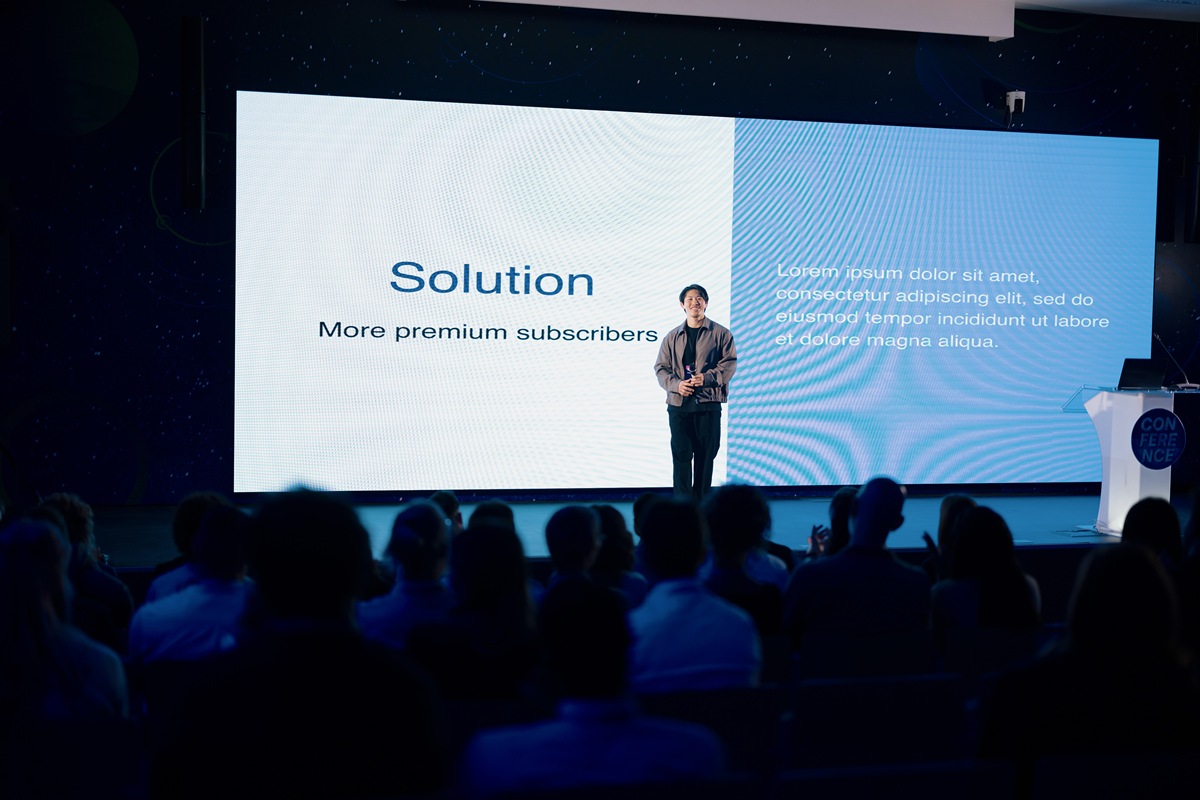 把 AAAIIJCAICVPRICLRICMLNIPS 按会议水平从高到底排序并给出排序理由