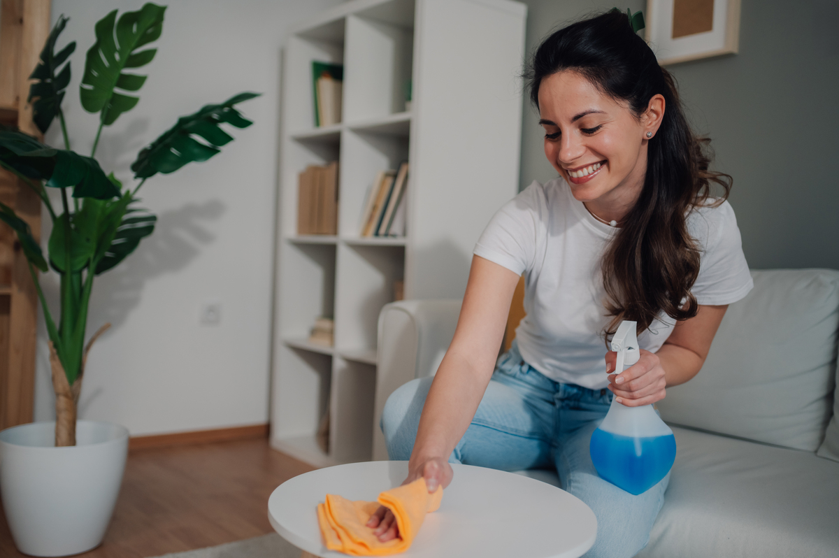 扮演一名家居领域博主写篇1000字‘家居清洁小技巧：让你的家变得更加整洁‘’的文章