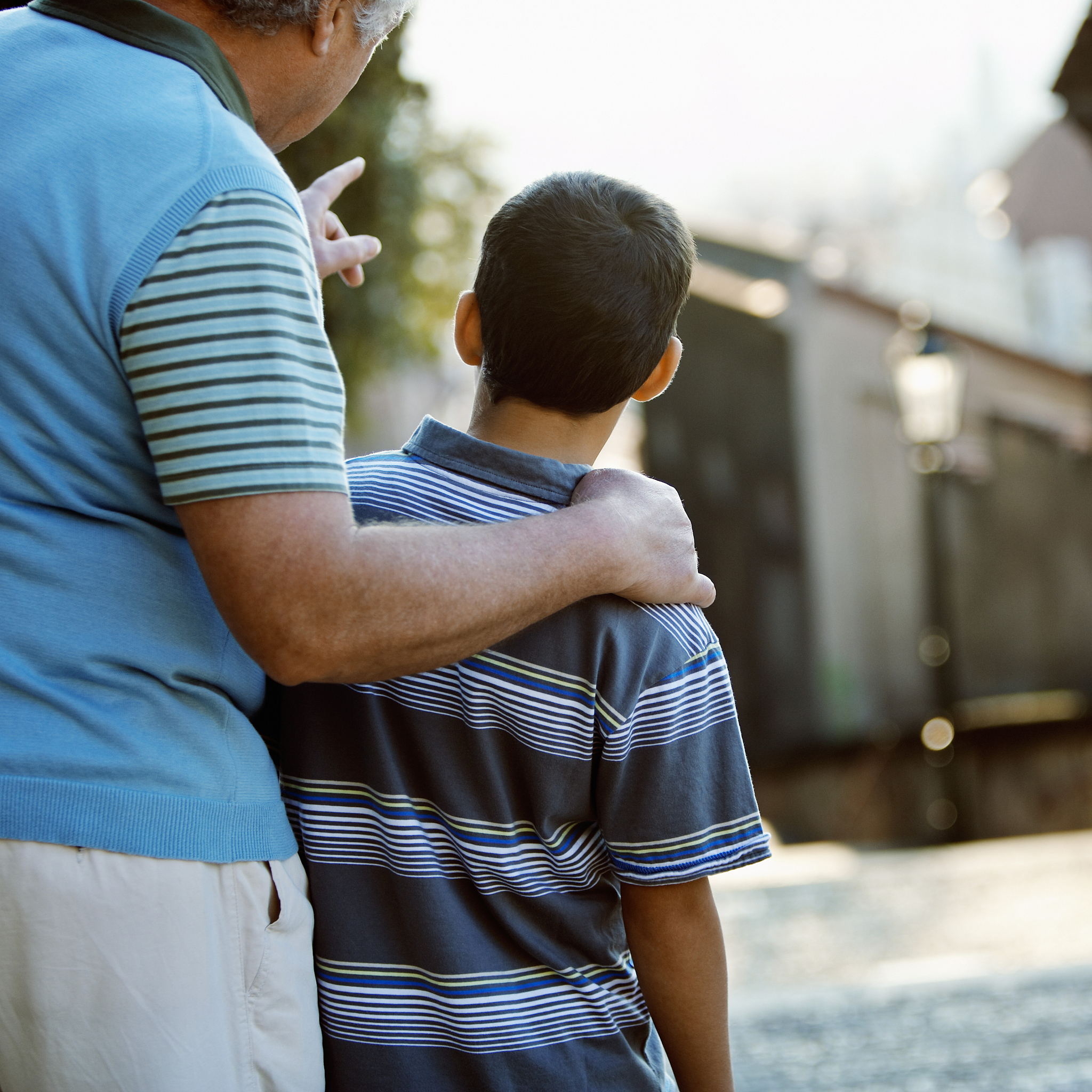 儿子服刑了五年 描叙年迈父亲的心酸背影盼望儿子早日回来感人的话多写几句