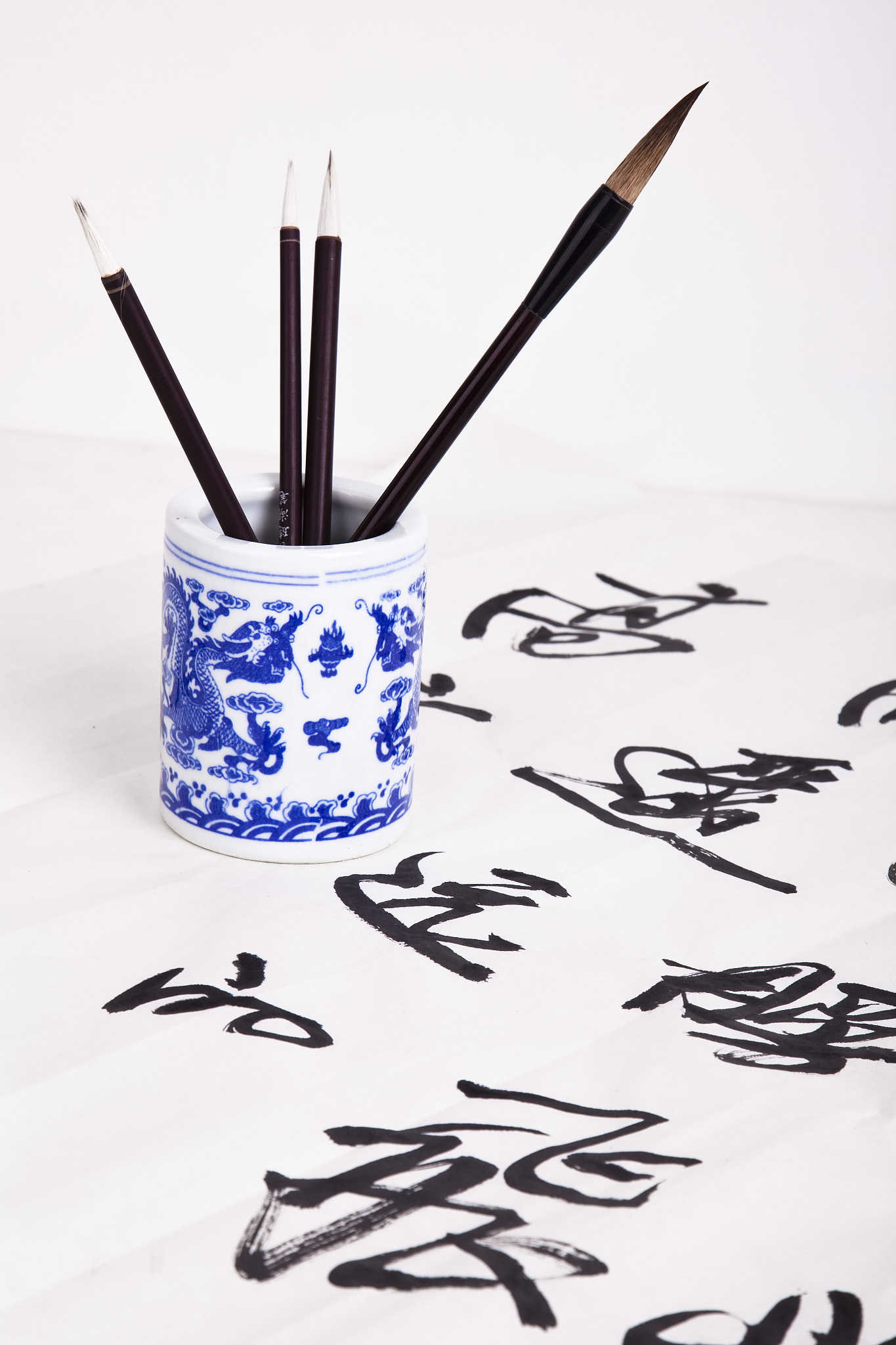 笔老断墨：形容才华枯竭或事物寿终正寝