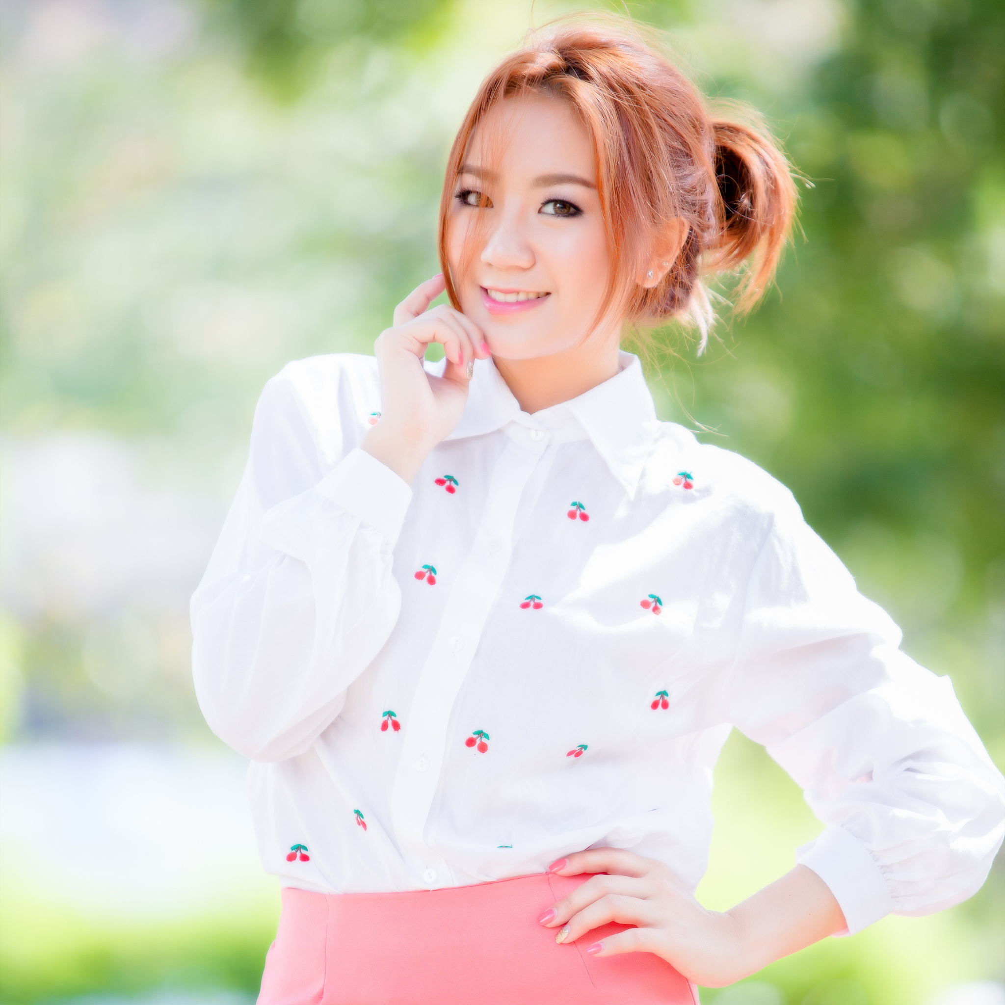 秋季简约休闲穿搭指南：甜粉衬衣、复古卫衣、泡泡袖连衣裙