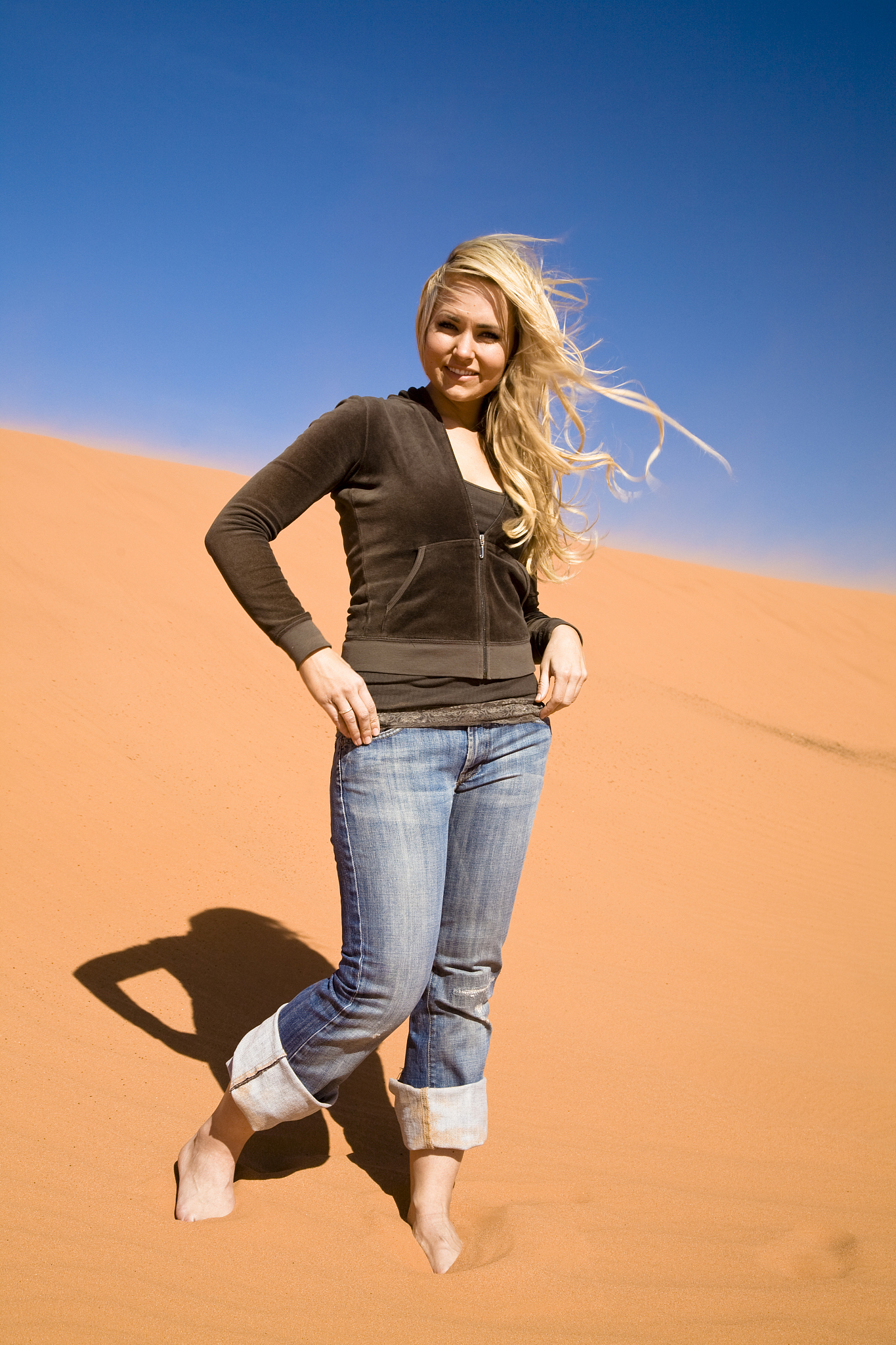 扩写以下内容槐是一位来自神秘的沙漠部落的少女。从小她就展现出了非凡的天赋和勇气经常独自在沙漠中探险寻找着被遗忘的传说和秘密。在一次探险中槐偶然发现了一个被埋在沙漠深处的神秘遗迹。在遗迹中她发现了一本失传已久的舞蹈秘籍这本秘籍记录了一种能够操控沙尘的舞蹈技巧。槐通过长时间的练习终于学会了这种舞蹈并且通过舞蹈的力量她可以在沙漠中自由穿梭变得更为敏捷和强大。随着她的实力不断提升槐开始在沙漠中收集各种珍贵