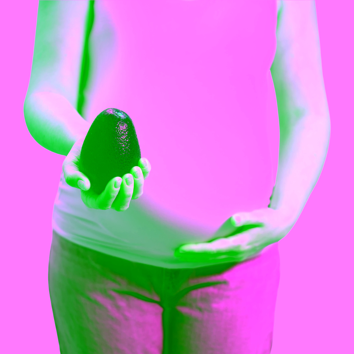 孕妇抱着牛油果靠在肚子上.孕期健康营养.关于孕妇和,