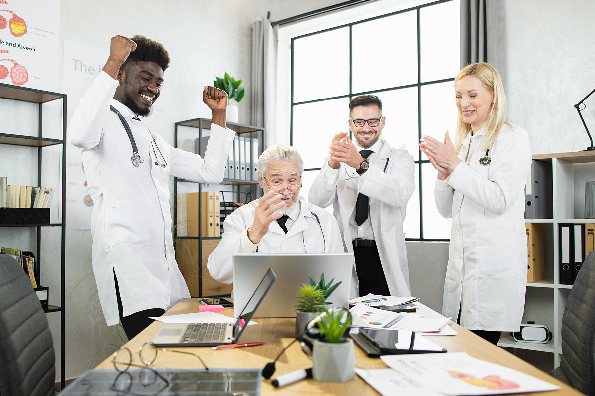 請用英文翻譯以下信件你好呀我身體有啲唔舒服 希望你能盡快安排醫生幫我睇病