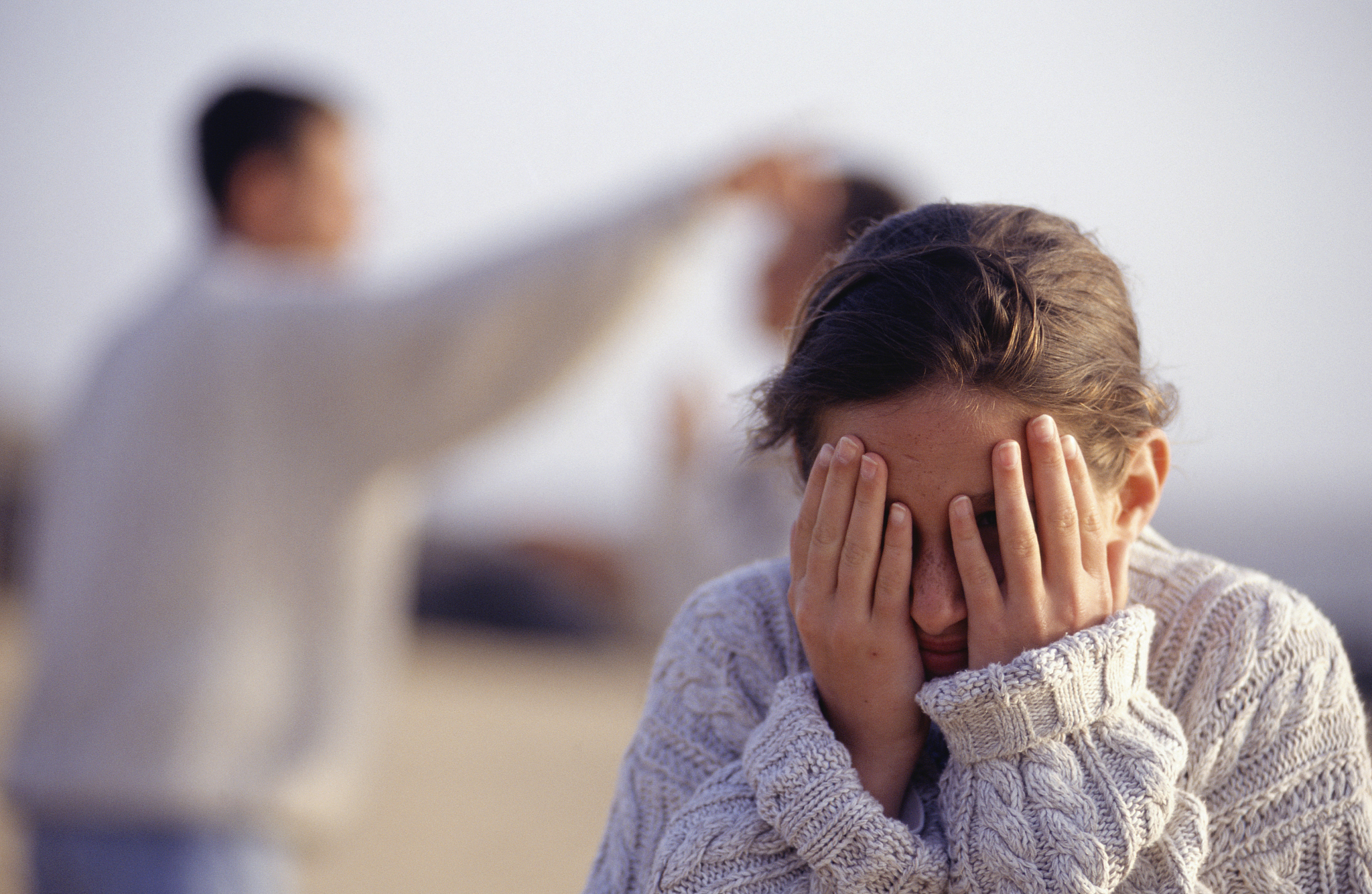 女儿回家的冷漠：在外打拼多年，只换来父母的质疑和争吵