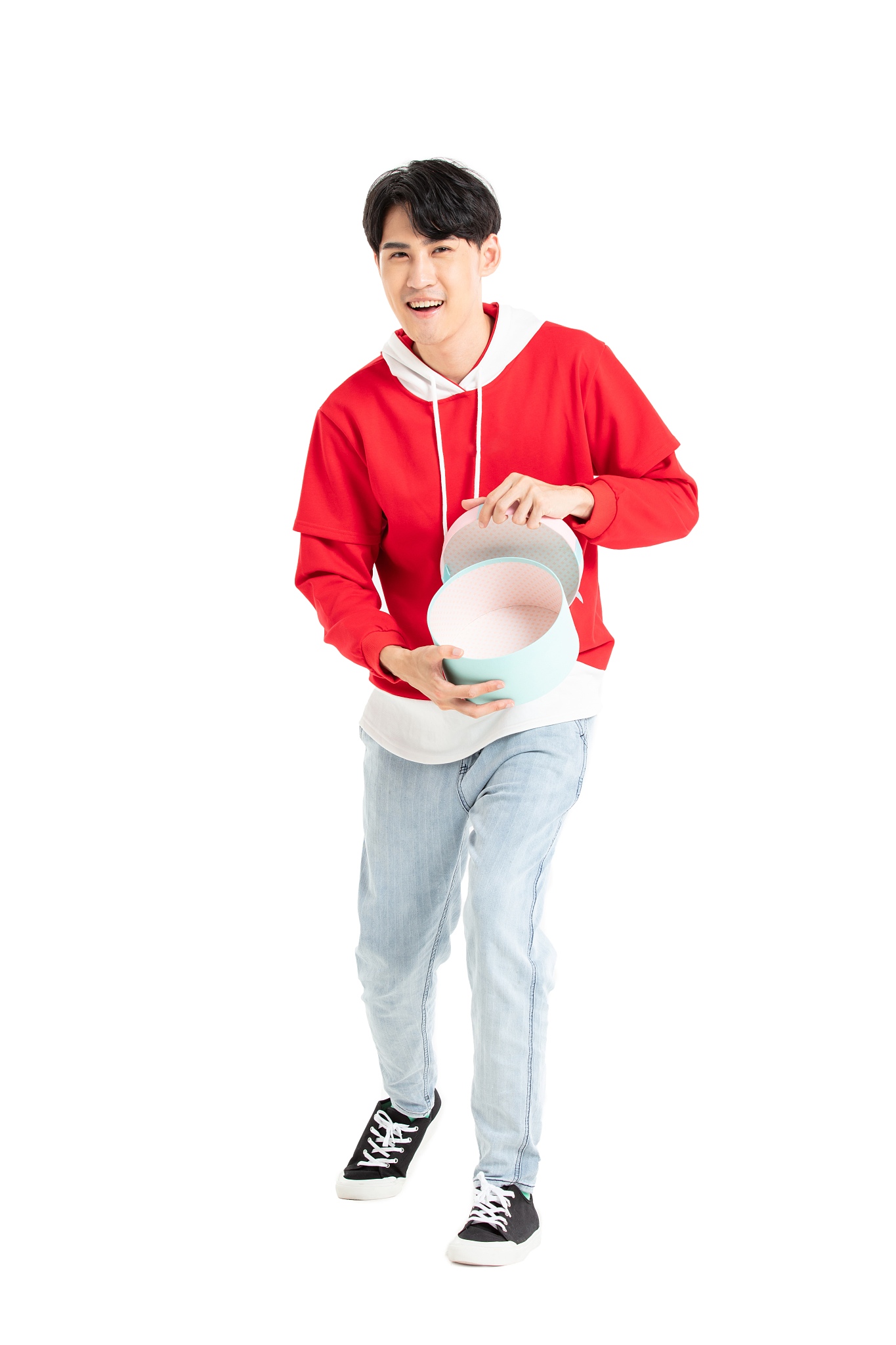 穿红色衣服的年轻男生手拿礼盒