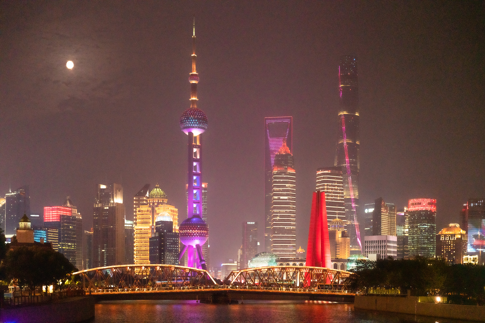 帮我写1篇去上海旅游的攻略要求：时间三天花费不超过2000元。攻略包含支出。