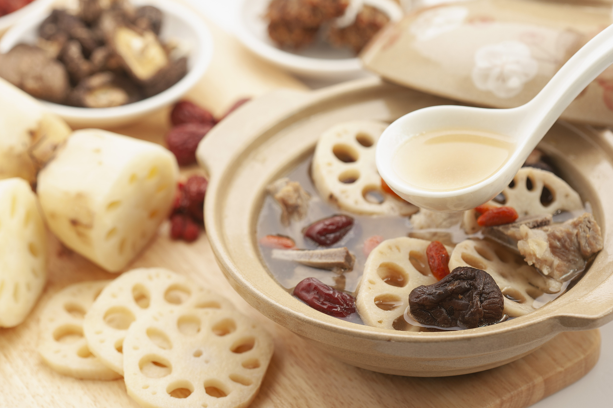 莲藕炖排骨的功效，