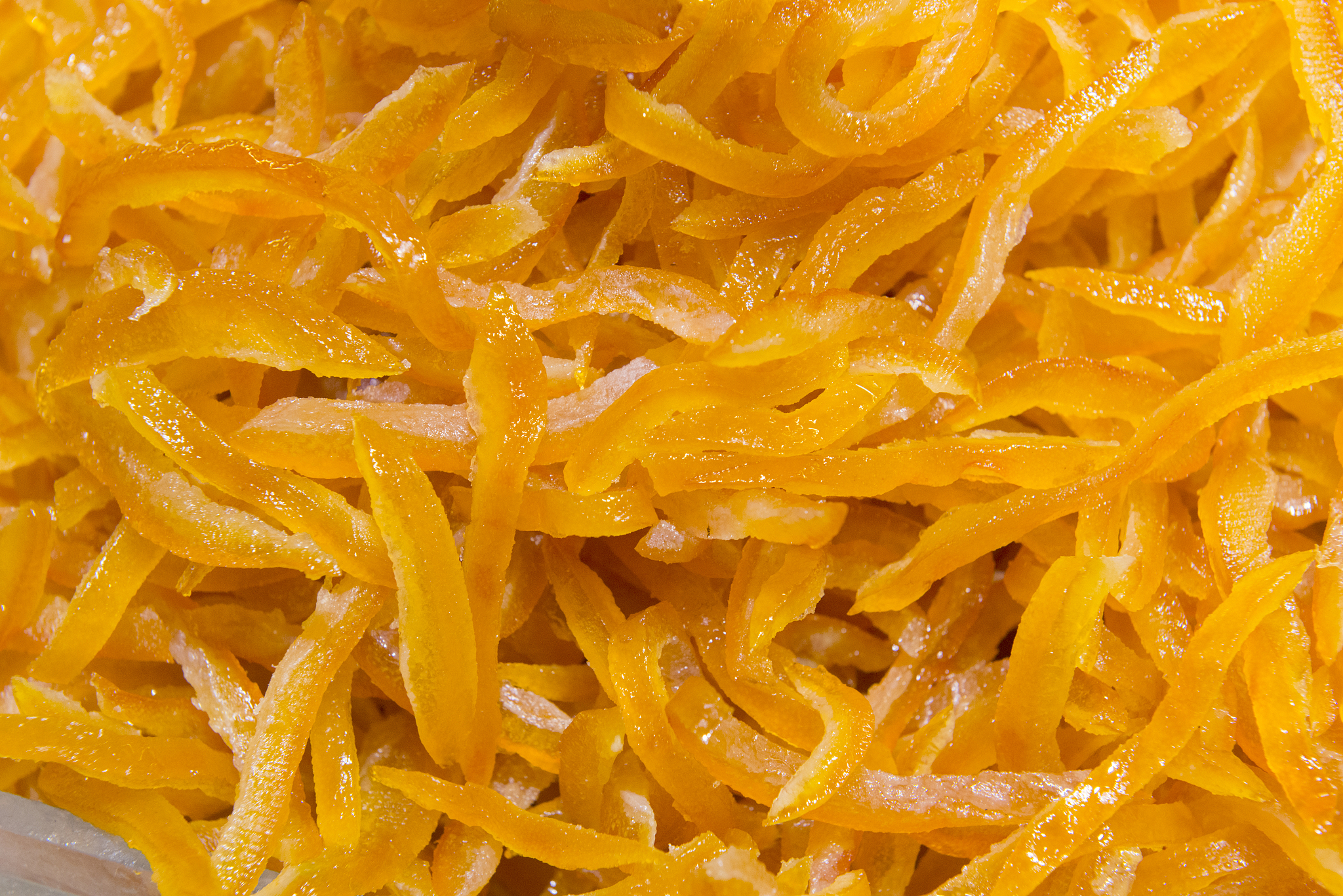 请翻译在货舱内货物被橘瓣抓斗抓起每抓斗货物重量约30吨然后转移到岸边放置的漏斗内然后从漏斗内转移到车辆上。码头专门安排了几辆运输运输污染货物的车辆。抓斗将根据前来运输货物的车辆来决定抓取正常货物还是受污染货物。由于使用抓斗抓取不可避免的部分好坏货被掺混卸下而且正常货与被污染货物共用一个漏斗也可能会造成部分正常货被污染。