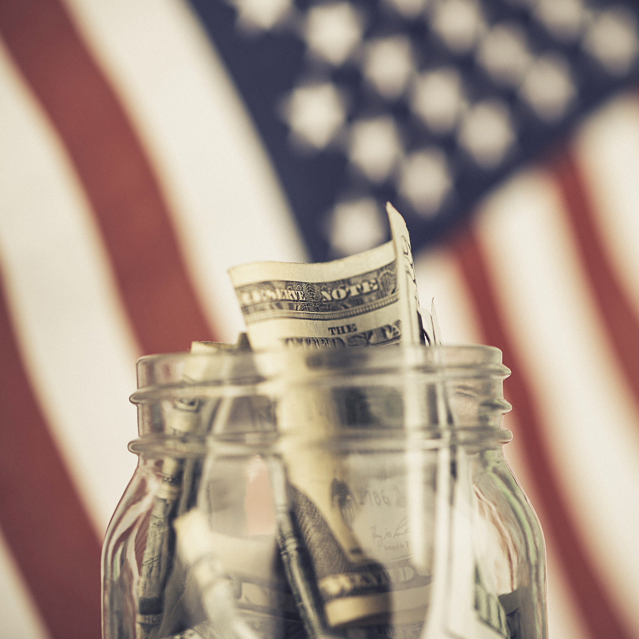 经济史学家请你说出2000年-次贷危机前美国的经济发展情况对应的 财政和货币政策是什么样的？