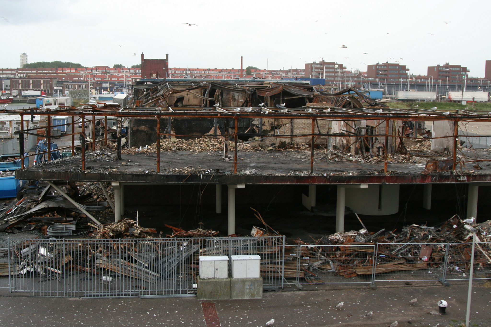 带标题原文如下：7月20日有网友爆料称上海嘉定一体育场馆因暴雨屋顶坍塌。相关部门：确有此事系大雨所致未造成人员伤亡目前场馆已停业整顿。
