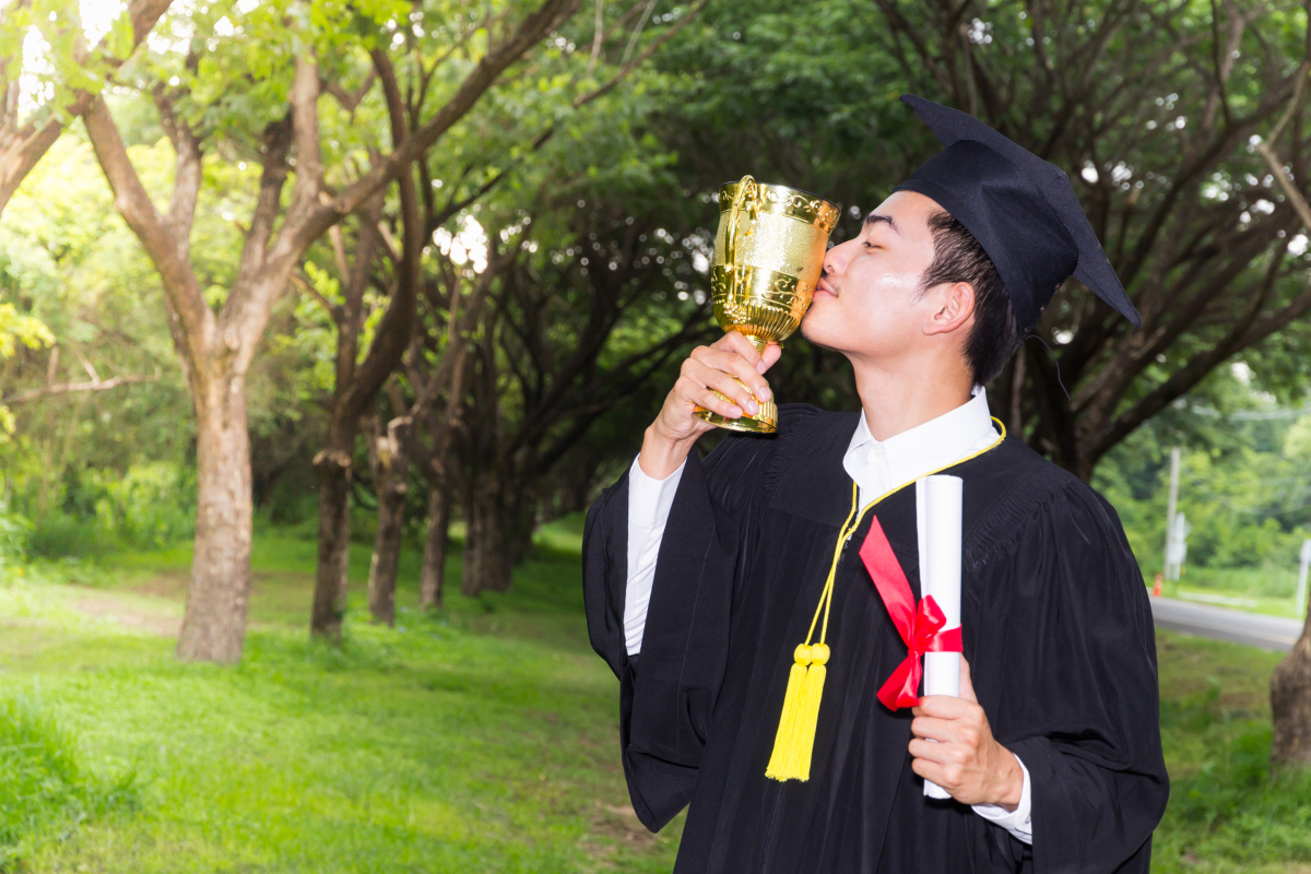 他们非但没有成为学术探索的主角,反而沦为了导师家务