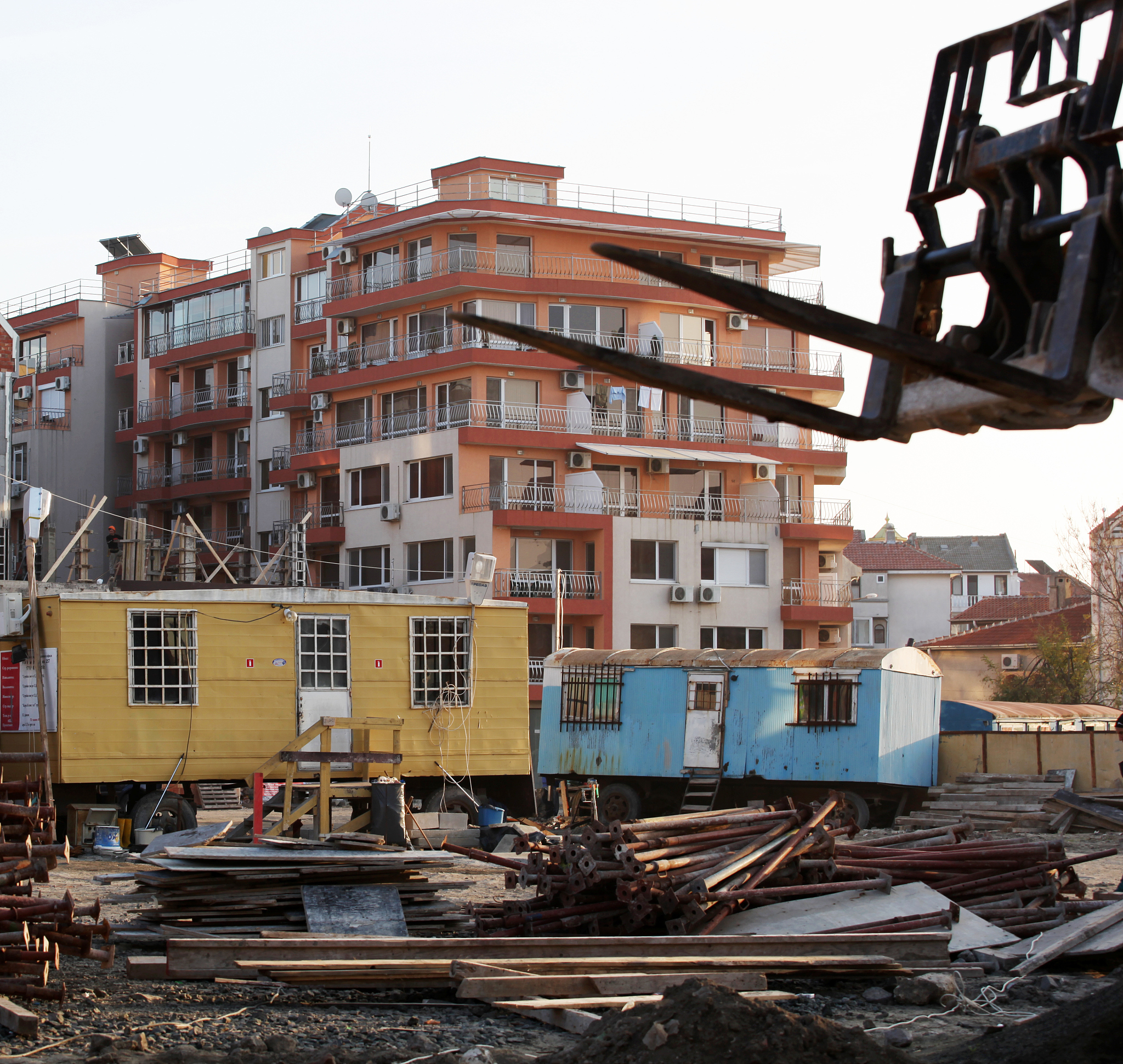 哪个部门管违章搭建｜哪家媒体可以曝光强拆违法建筑？要求：创建一篇1500至2000字的解决方案