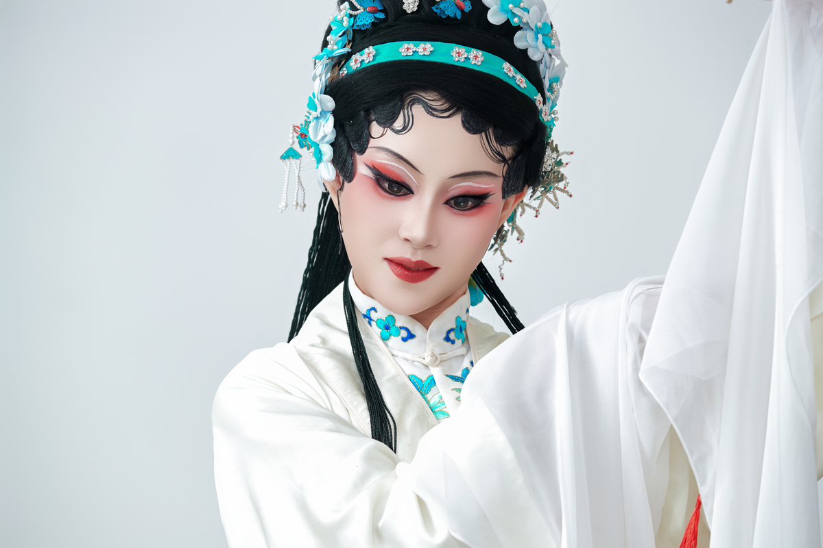 身着传统戏服的亚洲美女手持油纸伞