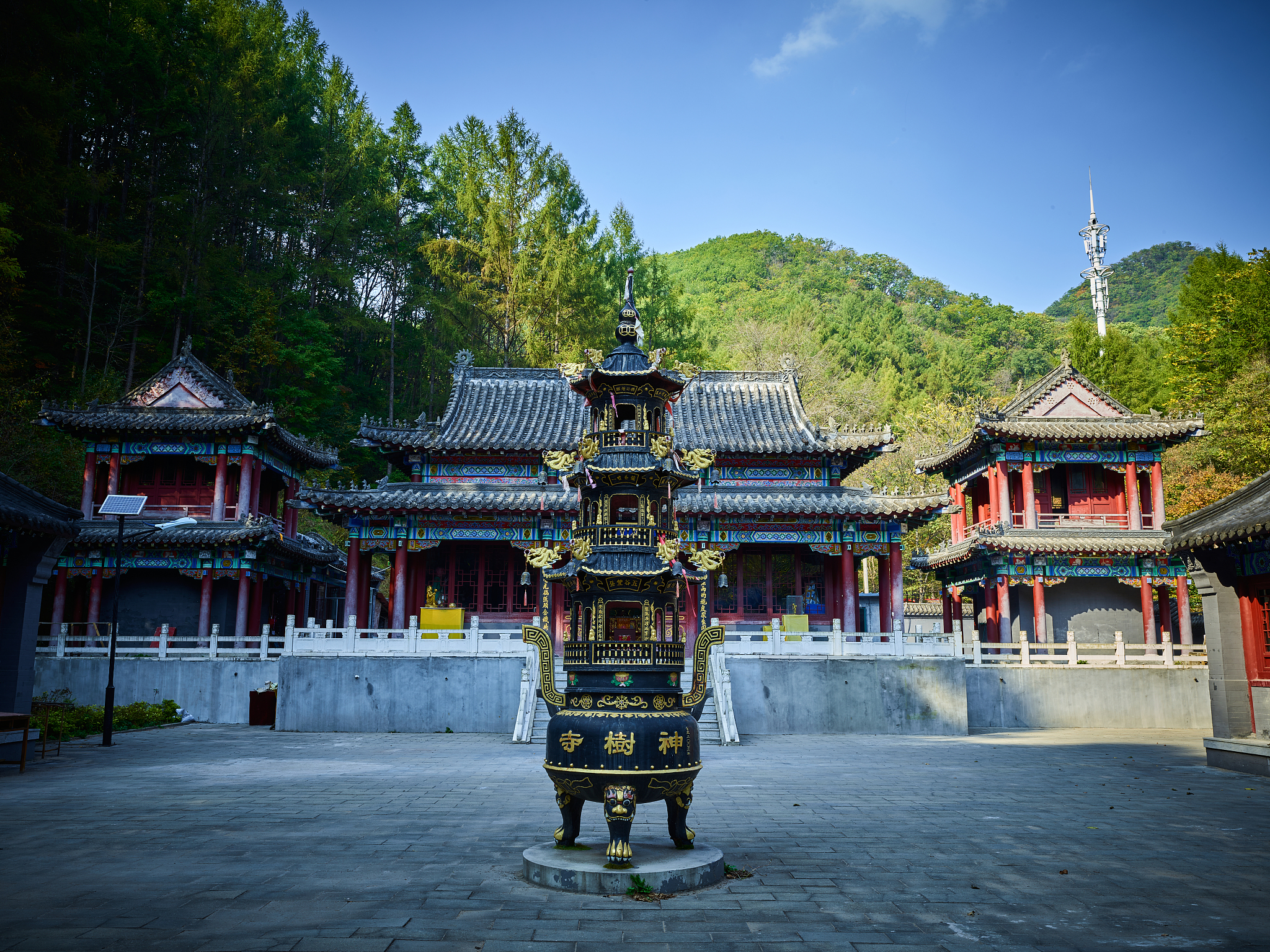 模仿：走进广通工电段大德工区的崇德家园成昆精神遍布在这里的每一个角落工区的小径两侧、工区的文化墙、党员活动室的一个个老物件以及院子中间的一根接力棒雕塑；寓意继承老一辈的成昆人使命接续奋斗再创辉煌。写一个保山的