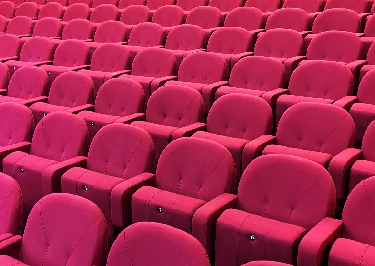 如何排座位1确定场地和座位数量：首先需要确定活动场地的大小和座位数量以便确定座位的布局和数量。2制定座位图：根据场地大小和座位数量制定座位图确定座位的排列方式如直排、横排、环形等。3考虑人流量和活动类型：根据人流量和活动类型考虑座位的密度和间距以确保参加活动的人员能够舒适地坐下。4考虑视线和听力：座位的排列应考虑参加活动的人员的视线和听力以确保他们能够清晰地看到和听到活动内容。5考虑特殊需求：对于