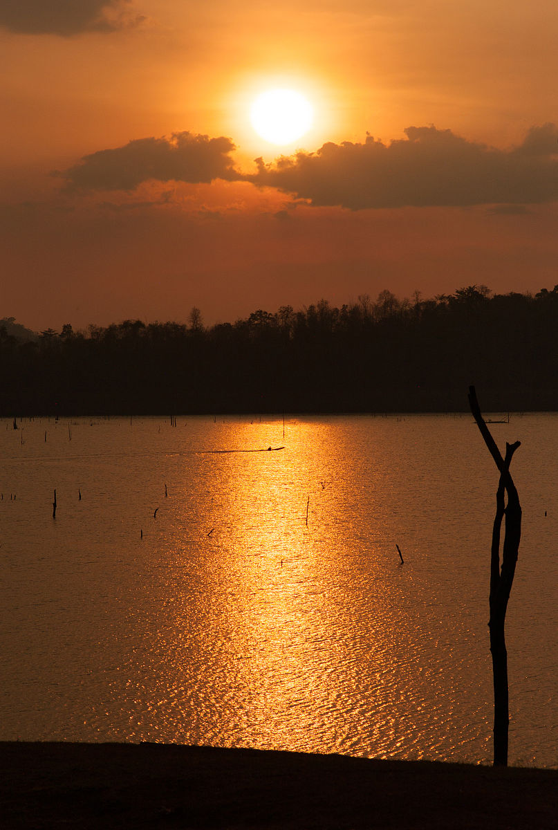 夕阳和小河：一幅宁静优美的风景画