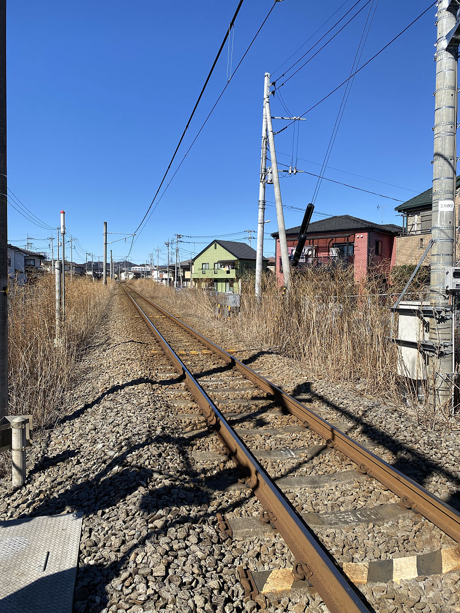 翻译“上盖开发是铁路及轨道交通设施变劣势为优势，节约土地、改善环境，缝合城市的最重要手段之一”