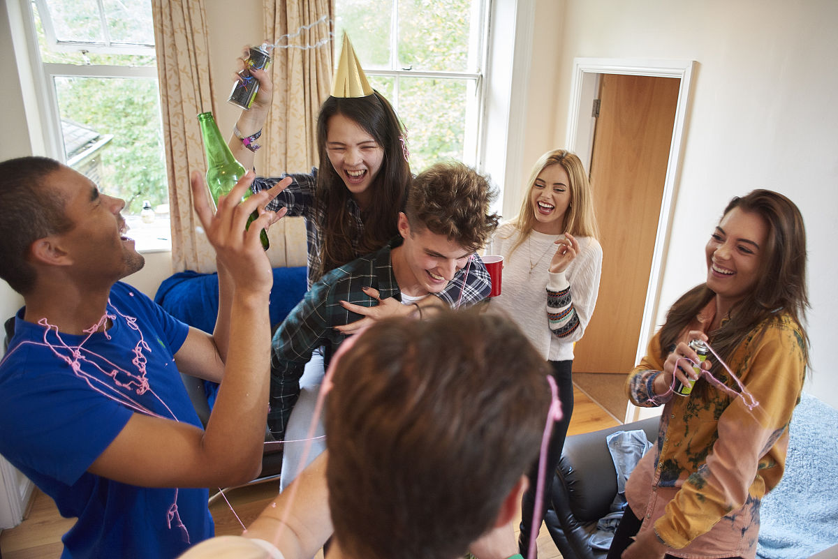 检查以下文章的语法错误It is a common which shows that the volunteer service should be a significant part for the high school students Although someone agree with that while I disagree with thatOverall it is true